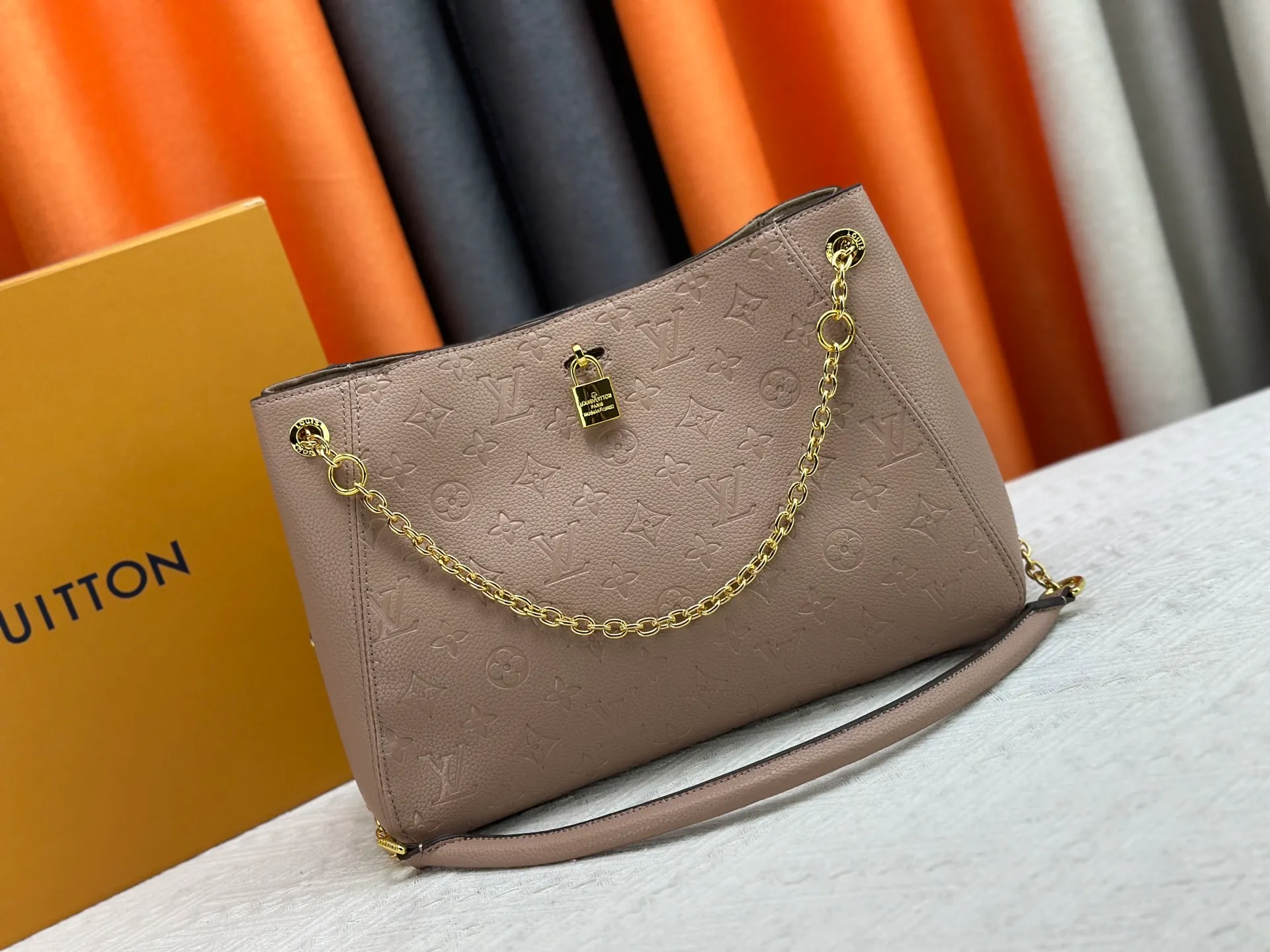 P280 P260 Model No. M14414 M14659 M14234 M This Anytime medium handbag recalls the Promenade handbag that was born in 1988, making it a perfect choice for daily commuting and weekend outings. The Monogram Empreinte leather bag is embellished with shiny metal hardware, and the LV padlock can be hung from the sliding chain shoulder strap, making it easy to explore a variety of styling possibilities and carrying methods. Cow leather - Cow leather trim - Fabric lining - Metal hardware - Magnetic closure - Decorative padlock - Large front pocket - Zipper pocket - Can hold a 13-inch laptop, 6.7-inch smartphone, Sarah long wallet, notebook, sunglasses and keys - Chain: sliding to adjust, not removable! ! Model: M14658; Size: large 42x27x14CM, small 20×13×34cm