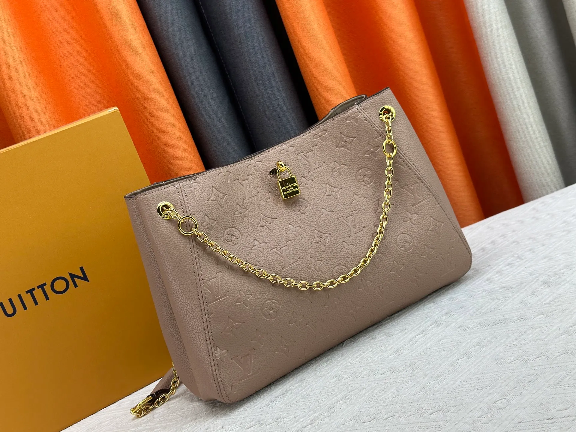 P280 P260 Model No. M14414 M14659 M14234 M This Anytime medium handbag recalls the Promenade handbag that was born in 1988, making it a perfect choice for daily commuting and weekend outings. The Monogram Empreinte leather bag is embellished with shiny metal hardware, and the LV padlock can be hung from the sliding chain shoulder strap, making it easy to explore a variety of styling possibilities and carrying methods. Cow leather - Cow leather trim - Fabric lining - Metal hardware - Magnetic closure - Decorative padlock - Large front pocket - Zipper pocket - Can hold a 13-inch laptop, 6.7-inch smartphone, Sarah long wallet, notebook, sunglasses and keys - Chain: sliding to adjust, not removable! ! Model: M14658; Size: large 42x27x14CM, small 20×13×34cm