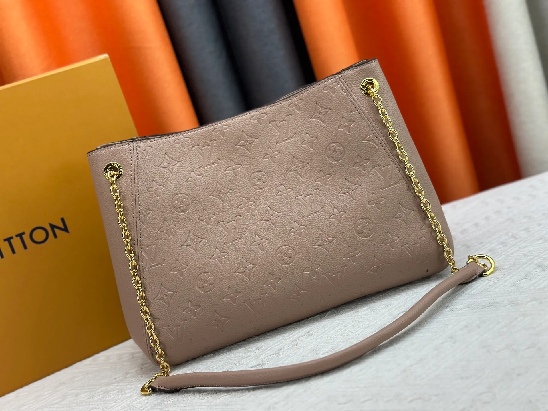 P280 P260 Model No. M14414 M14659 M14234 M This Anytime medium handbag recalls the Promenade handbag that was born in 1988, making it a perfect choice for daily commuting and weekend outings. The Monogram Empreinte leather bag is embellished with shiny metal hardware, and the LV padlock can be hung from the sliding chain shoulder strap, making it easy to explore a variety of styling possibilities and carrying methods. Cow leather - Cow leather trim - Fabric lining - Metal hardware - Magnetic closure - Decorative padlock - Large front pocket - Zipper pocket - Can hold a 13-inch laptop, 6.7-inch smartphone, Sarah long wallet, notebook, sunglasses and keys - Chain: sliding to adjust, not removable! ! Model: M14658; Size: large 42x27x14CM, small 20×13×34cm