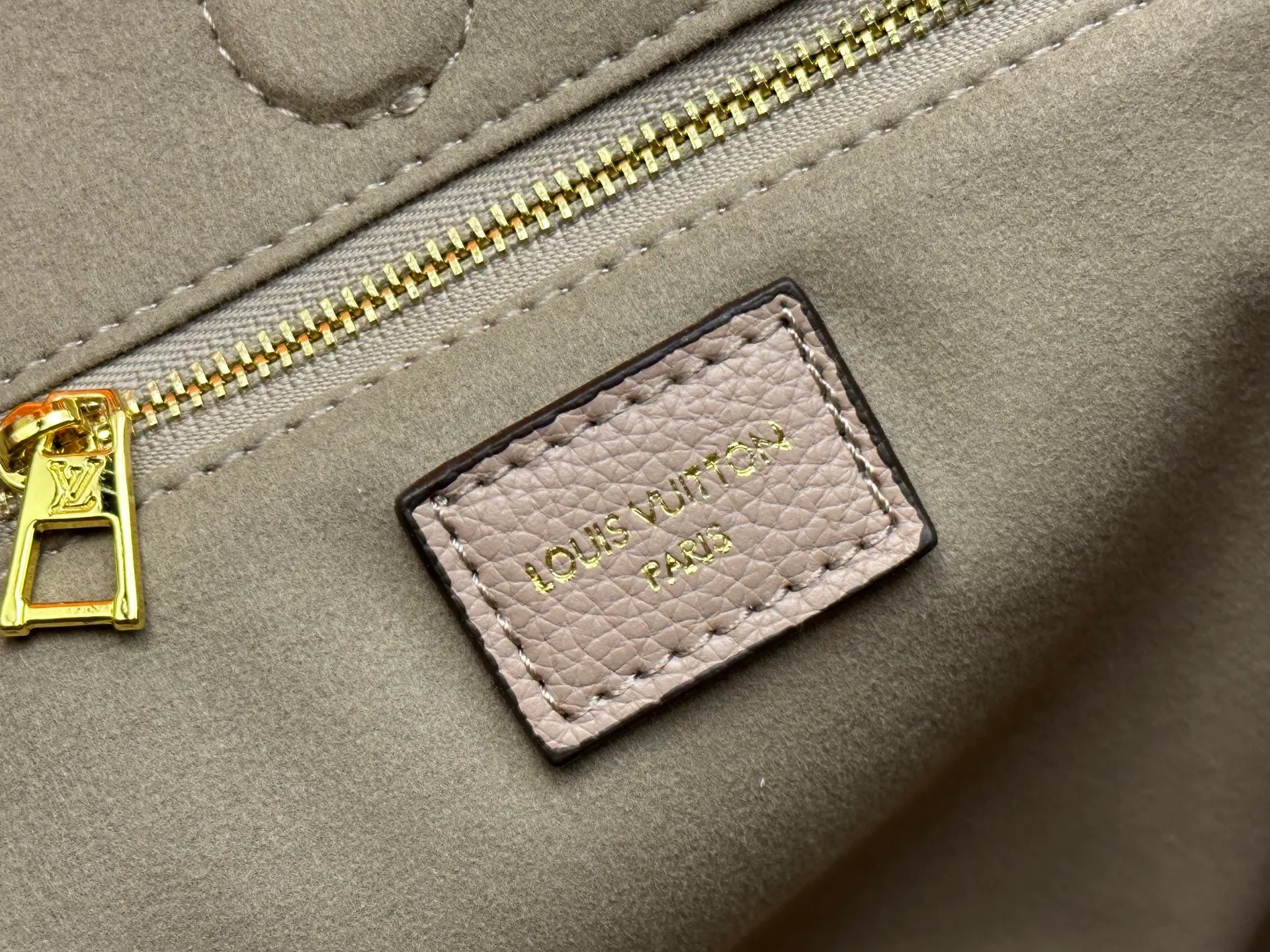 P280 P260 Model No. M14414 M14659 M14234 M This Anytime medium handbag recalls the Promenade handbag that was born in 1988, making it a perfect choice for daily commuting and weekend outings. The Monogram Empreinte leather bag is embellished with shiny metal hardware, and the LV padlock can be hung from the sliding chain shoulder strap, making it easy to explore a variety of styling possibilities and carrying methods. Cow leather - Cow leather trim - Fabric lining - Metal hardware - Magnetic closure - Decorative padlock - Large front pocket - Zipper pocket - Can hold a 13-inch laptop, 6.7-inch smartphone, Sarah long wallet, notebook, sunglasses and keys - Chain: sliding to adjust, not removable! ! Model: M14658; Size: large 42x27x14CM, small 20×13×34cm