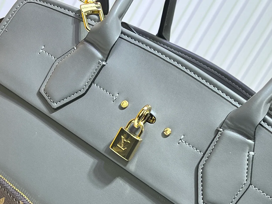 Batch 340💰M12005 M12556 M12337 This City Steamer medium handbag draws inspiration from the design of luggage built for cruise ships in 1901, making its eye-catching appearance at the 2024 autumn and winter ready-to-wear show. Grained Millesime leather and shearling leather trims add seasonal flair, an embossed padlock and hot-stamped LV Circle logo add a modern twist, and a removable Monogram storage bag makes it easy to store valuables. Size: 35x42x21cm