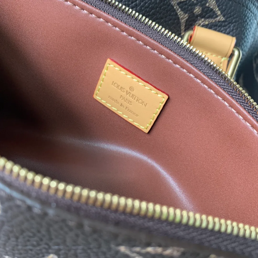 💰2740 Top Original M46691 Presbyopia This Speedy P18 Bandoulière50 handbag is made of soft cow leather with cow leather trim and sheep leather lining, and brightens up the elegant structure with bright colors. Rolled leather handles and removable and adjustable shoulder strap provide comfortable shoulder carry. Dimensions: 50x32x29 cm (length x height x width)