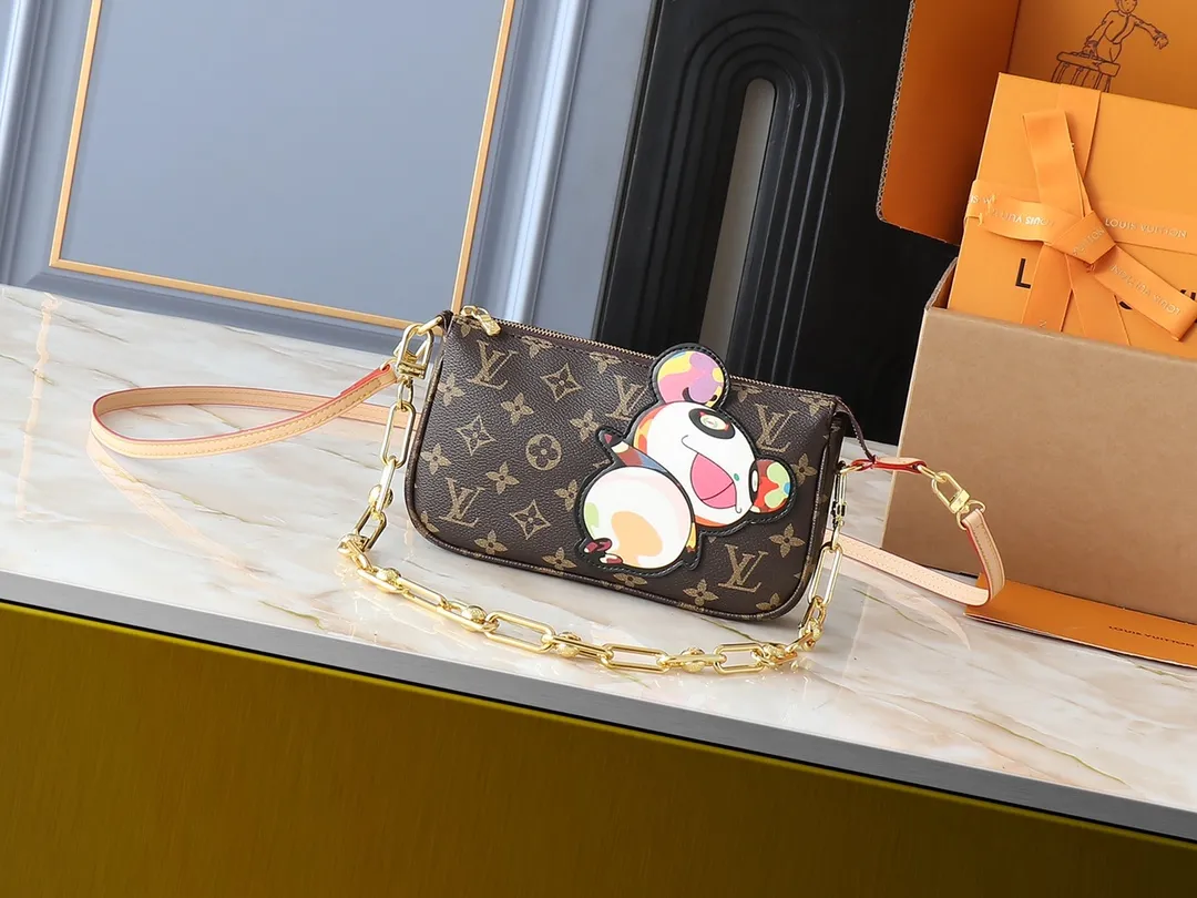 💰220💰Upgraded from the original M13663 M13404 M13440 M92649. This Pochette Accessoires handbag is made of Monogram coated canvas, and Murakami's reissue series injects lively personality. The colorful panda image created by the artist renews the classic silhouette, and the zipper design allows for secure storage of daily items. The cowhide leather shoulder strap and dazzling chain are both detachable, allowing for a variety of carrying options. Dimensions: 22.0 x 13.0 x 4.0 cm (length x height x width)