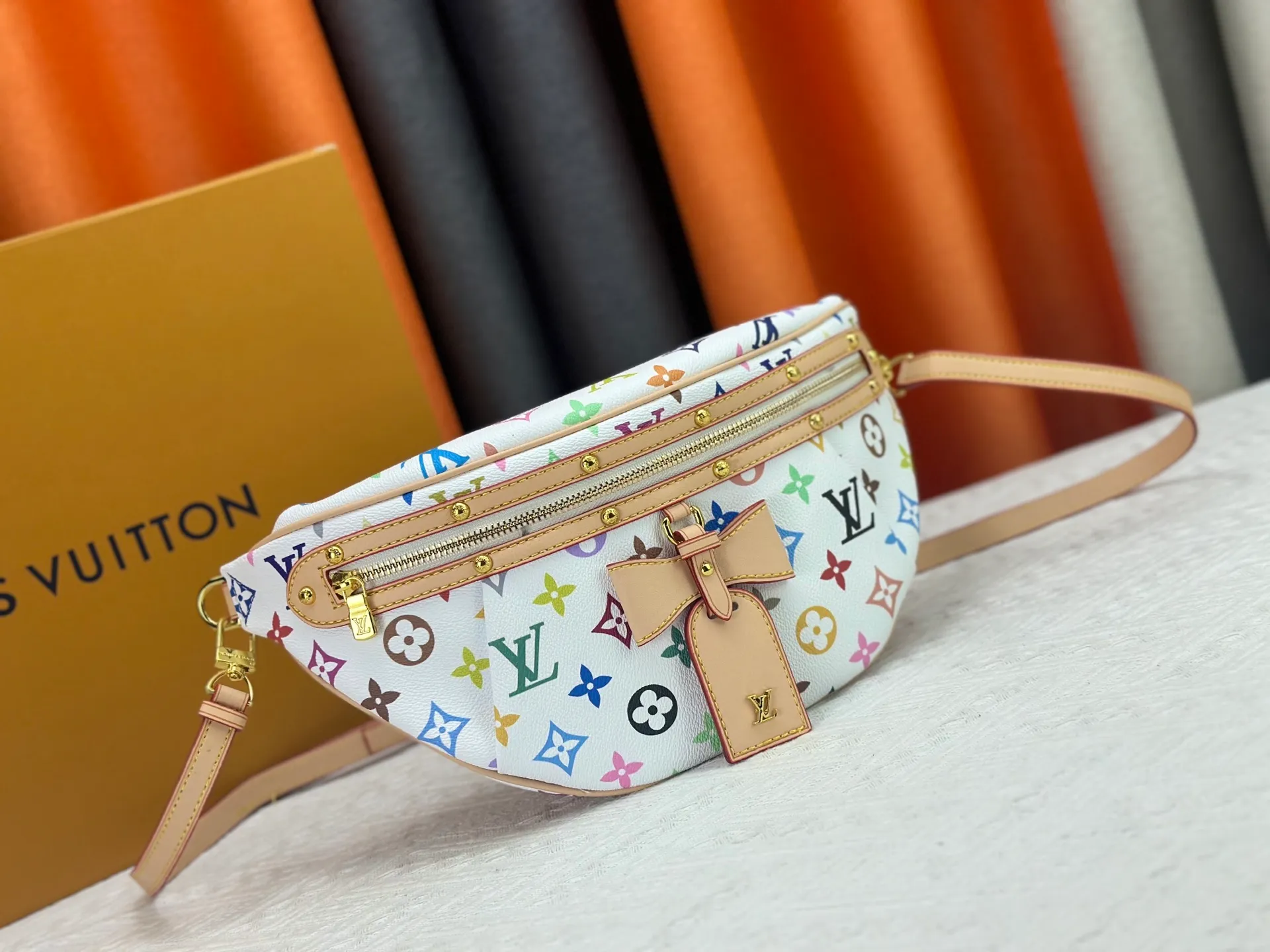 P240 Upgraded original M13660 [HIGH RISE waist bag] M46784 M43644 (Sancai-Takashi Murakami) High Rise LT waist bag is made of soft Monogram coated canvas to create a close-fitting configuration, and the thin design can be placed inside the jacket. The cowhide leather has a detachable name tag and can be tied with a fabric shoulder strap for a sporty look. Dimensions: 16 x 8 x 38 cm