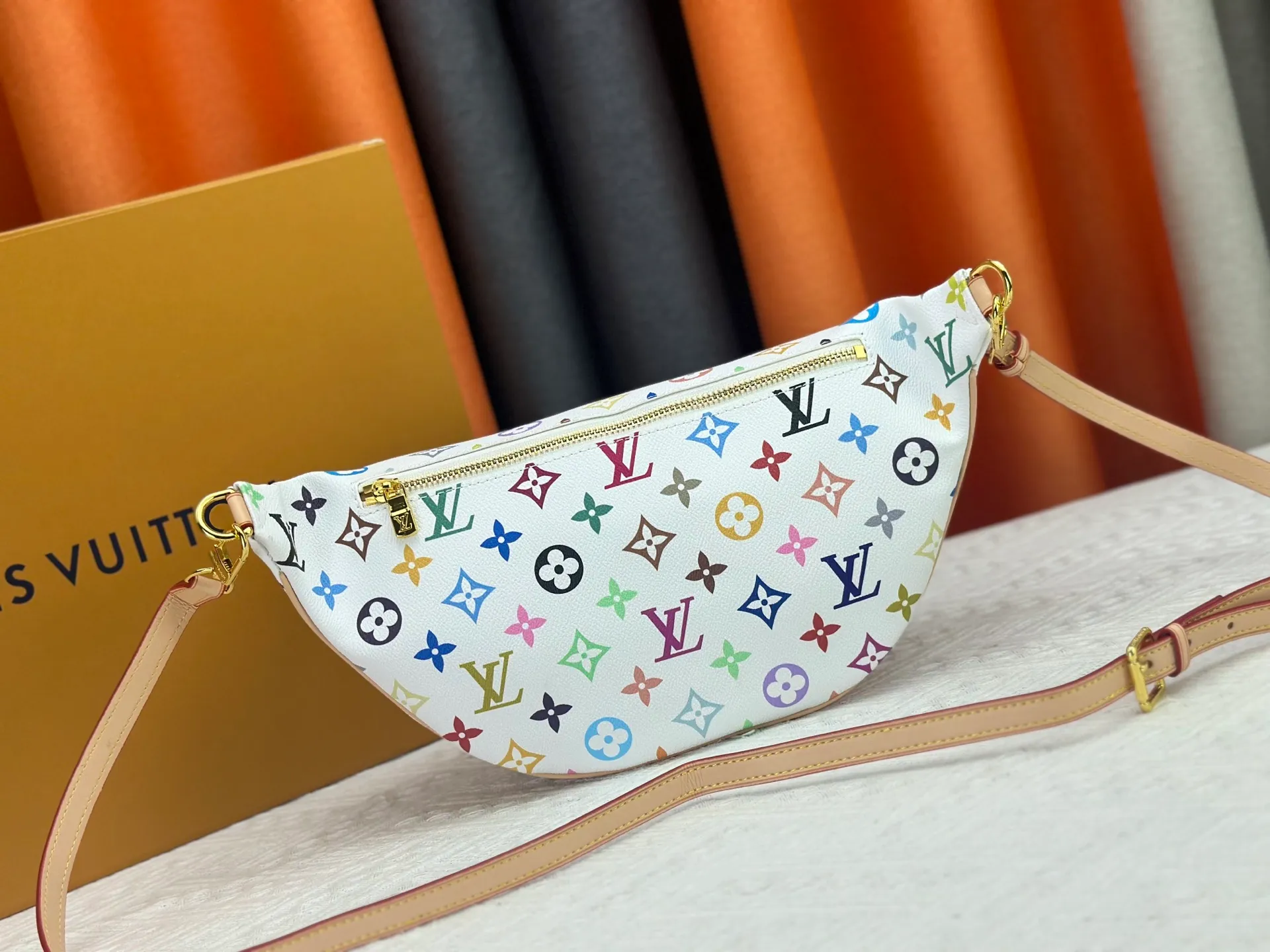 P240 Upgraded original M13660 [HIGH RISE waist bag] M46784 M43644 (Sancai-Takashi Murakami) High Rise LT waist bag is made of soft Monogram coated canvas to create a close-fitting configuration, and the thin design can be placed inside the jacket. The cowhide leather has a detachable name tag and can be tied with a fabric shoulder strap for a sporty look. Dimensions: 16 x 8 x 38 cm