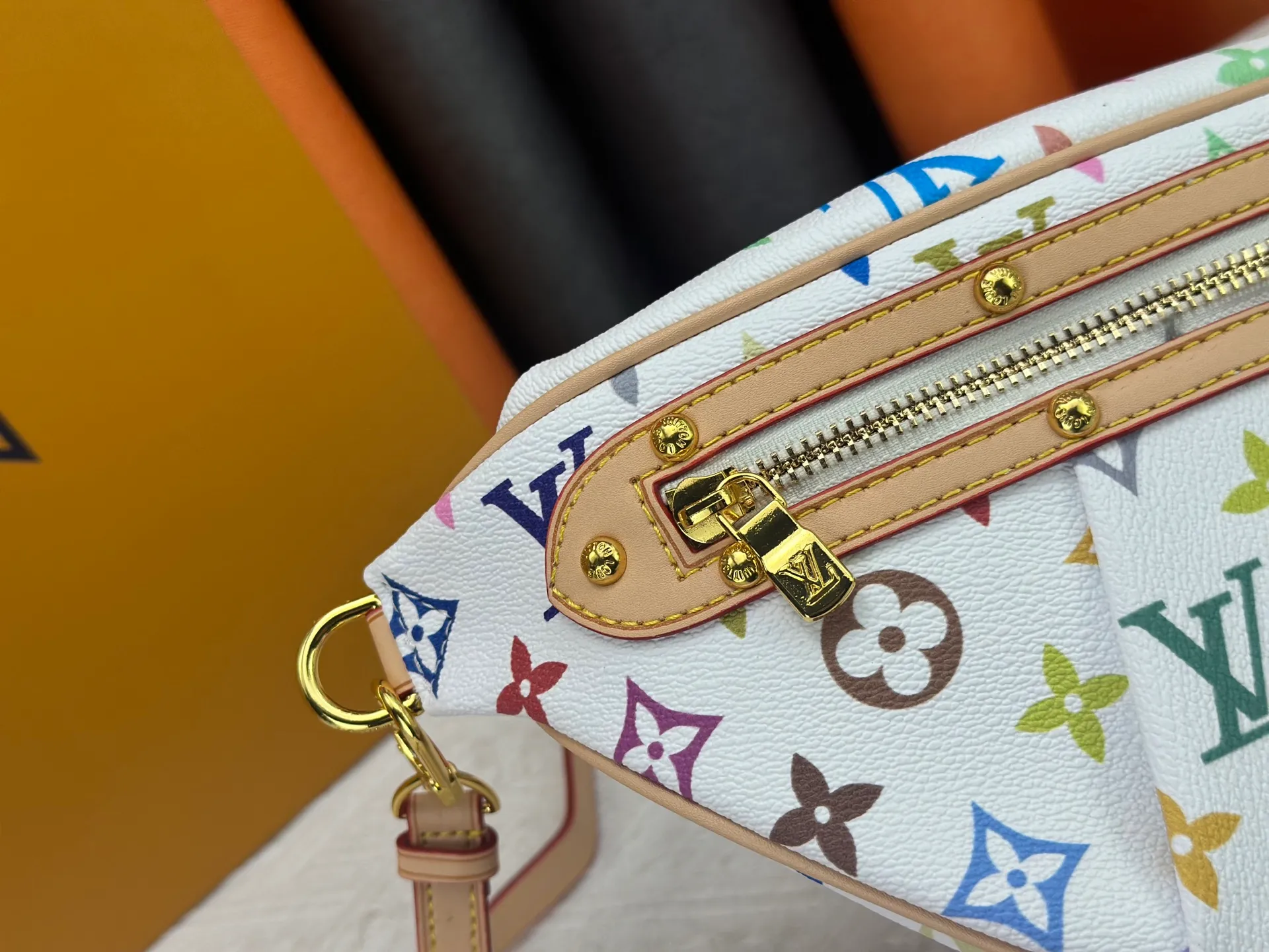 P240 Upgraded original M13660 [HIGH RISE waist bag] M46784 M43644 (Sancai-Takashi Murakami) High Rise LT waist bag is made of soft Monogram coated canvas to create a close-fitting configuration, and the thin design can be placed inside the jacket. The cowhide leather has a detachable name tag and can be tied with a fabric shoulder strap for a sporty look. Dimensions: 16 x 8 x 38 cm