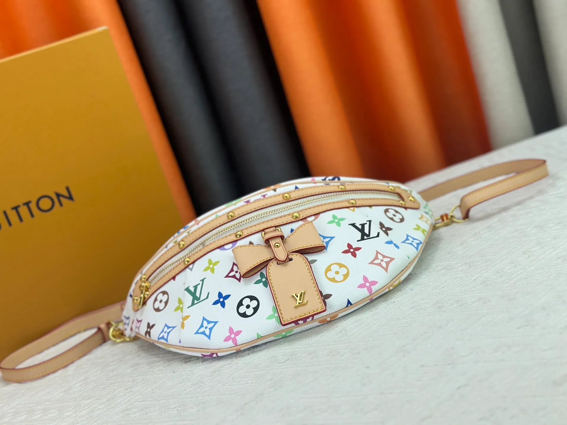 P240 Upgraded original M13660 [HIGH RISE waist bag] M46784 M43644 (Sancai-Takashi Murakami) High Rise LT waist bag is made of soft Monogram coated canvas to create a close-fitting configuration, and the thin design can be placed inside the jacket. The cowhide leather has a detachable name tag and can be tied with a fabric shoulder strap for a sporty look. Dimensions: 16 x 8 x 38 cm