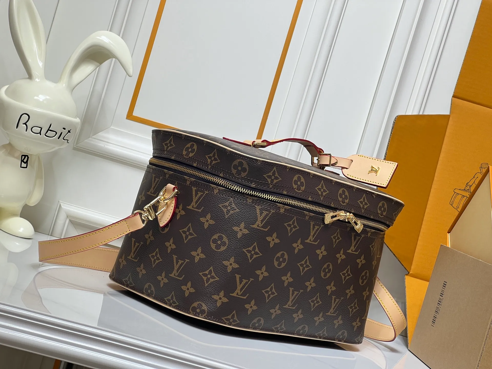 Batch 400💰M44935 Nice Vanity cosmetic bag combines trendy style and practical functions, showing Louis Vuitton’s travel spirit. Classic Monogram canvas with cow leather trim, embellished with padlocks and LV inscribed zippers. First-class polished metal hardware to keep toiletries and beauty supplies organized. Dimensions: 31.5x20x21 cm