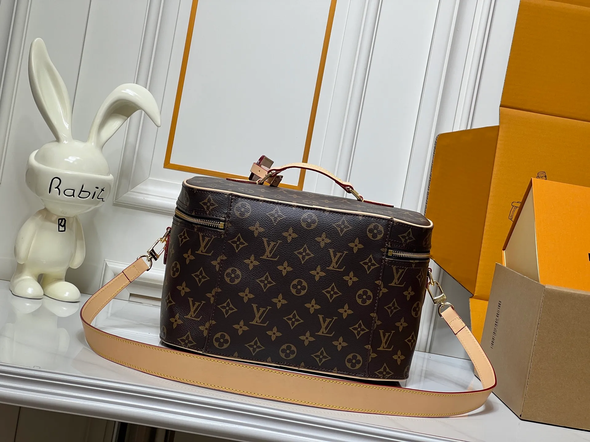 Batch 400💰M44935 Nice Vanity cosmetic bag combines trendy style and practical functions, showing Louis Vuitton’s travel spirit. Classic Monogram canvas with cow leather trim, embellished with padlocks and LV inscribed zippers. First-class polished metal hardware to keep toiletries and beauty supplies organized. Dimensions: 31.5x20x21 cm