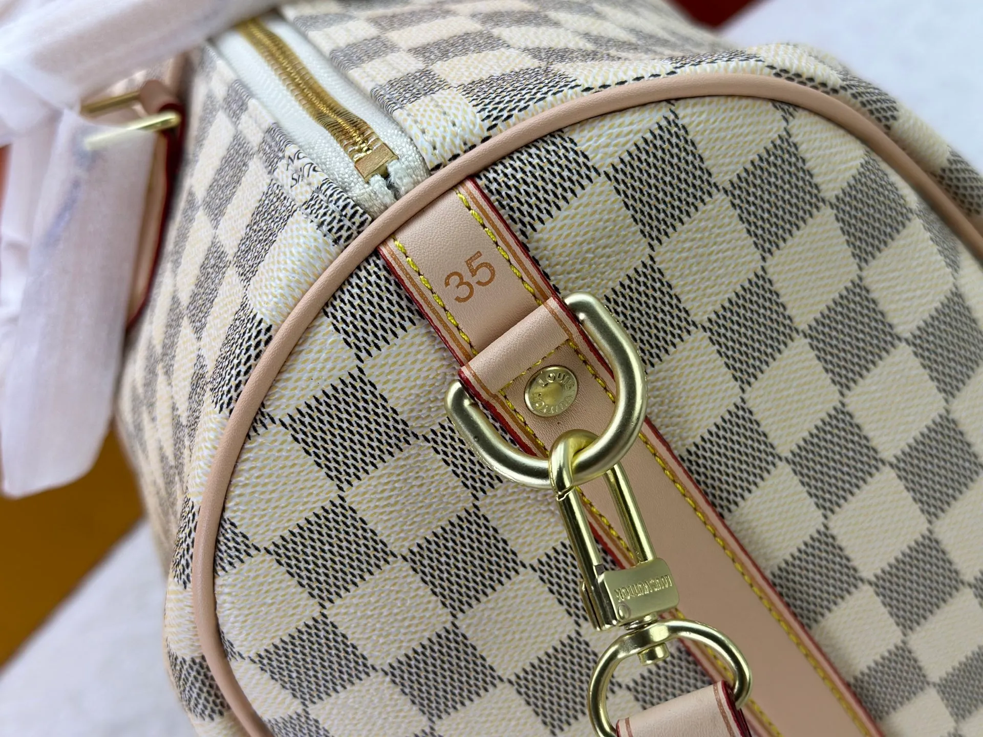 P240 P250 P260 High-definition shooting quality as shown in the picture. Good quality, full of positive reputation! Highly recommended Speedy fashion hot model, classic Monogram canvas➕imported Italian discolored yellow leather trim➕high-end original hardware➕adjustable shoulder strap lock. It feels soft, highly practical, and can be called a classic. The upper body is super elegant. Brand: LouisVuitton! Model: Small 40390/Medium 40391/Large 40392! Material: Imported original leather! Size: small size 25*19*15, medium size 30*21*17, large size 35*23*18,