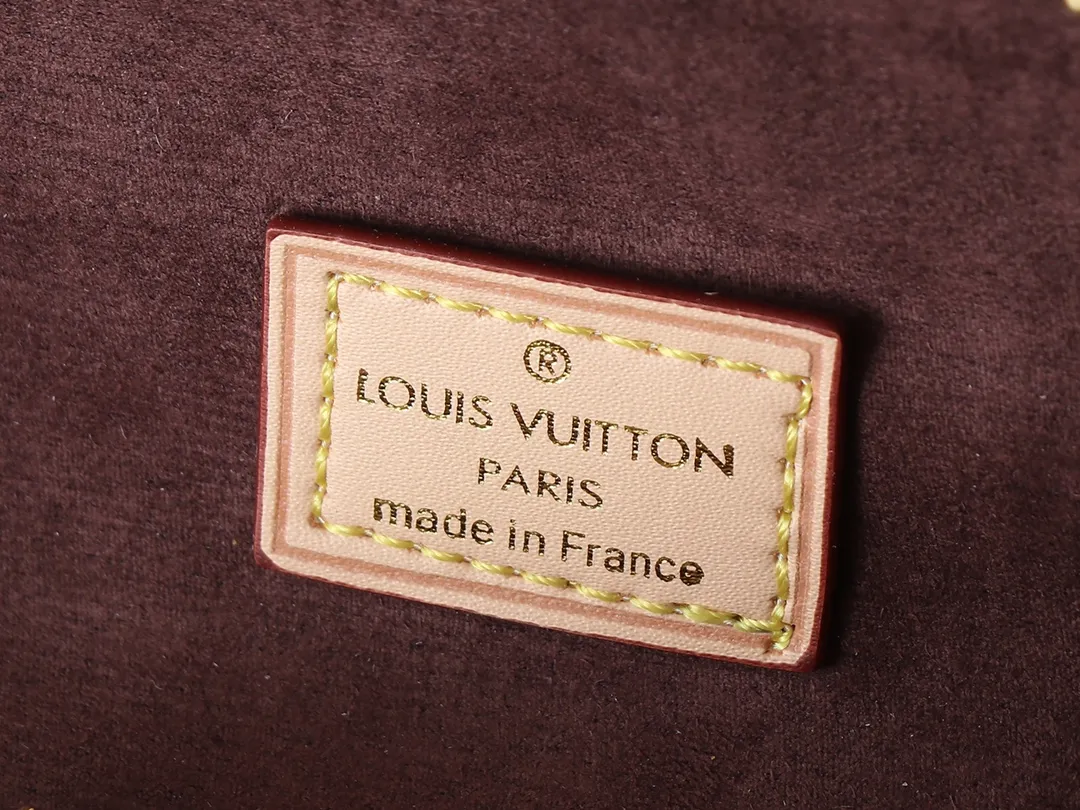 💰220💰Upgraded from the original M82335. This Mini Bumbag handbag comes from the LV Gradient series. It is a Monogram Empreinte trendy configuration with a zippered main compartment and a Louis Vuitton leather label embellished on the front pocket. With the detachable chain and detachable and adjustable shoulder strap, it can be worn as a shoulder or cross-body bag. 17.0 x 12.0 x 9.5 cm (length x height x width)