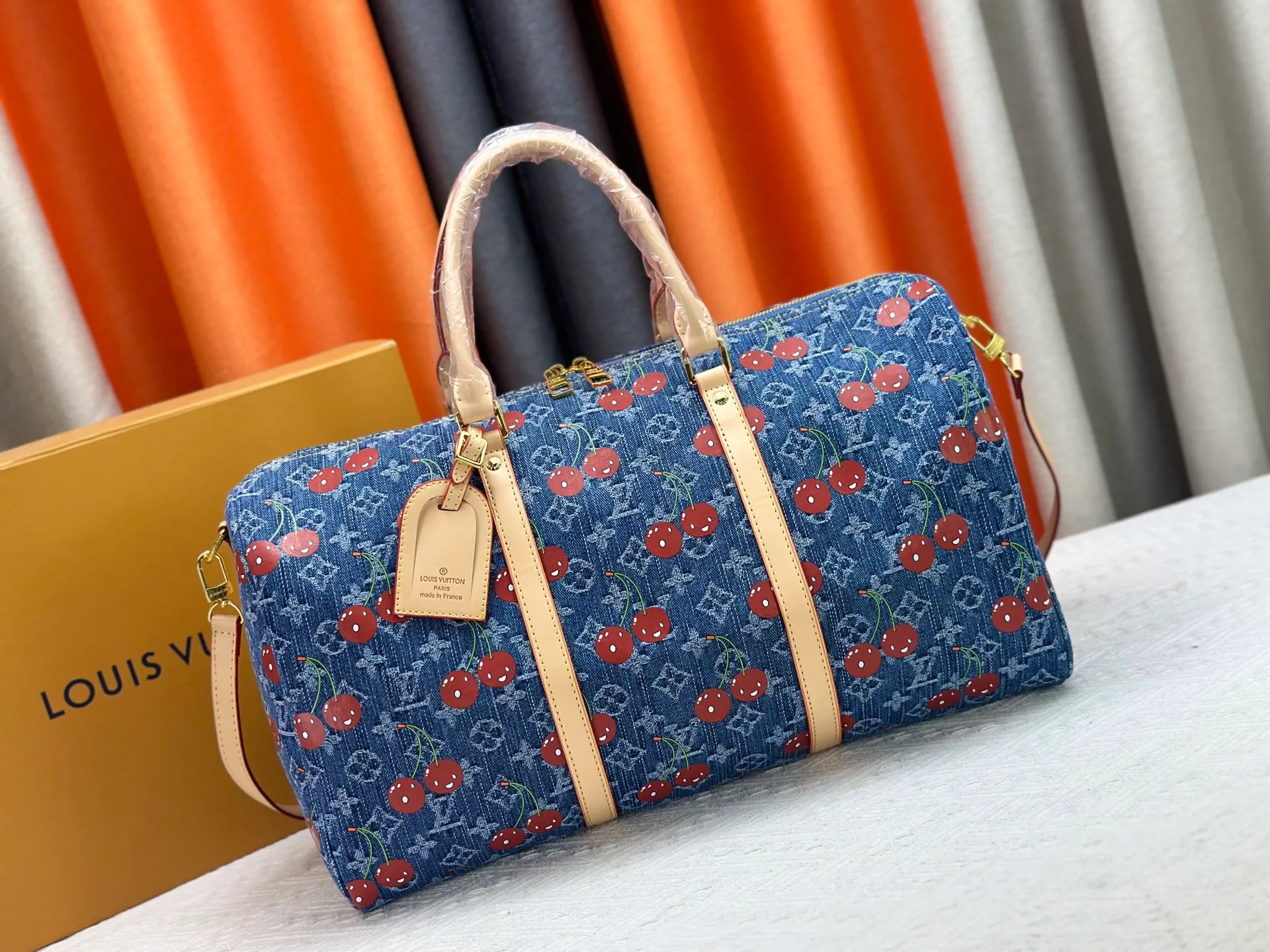 P360 Louis Vuitton travel bag M13764 M41416 M87628 denim denim LOUIS VUITTON x Takashi Murakami joint model keepall BANDOULIERE 45 Cherry series Hardware accessories Monogram coated canvas travel bag Men's and women's white Spacious capacity and adjustable shoulder straps suitable for work, leisure or travel High-definition hardware logo mark, inner compartment! Special lining. Smooth zipper, exquisite workmanship, every detail is in place! A must-have for men. Size: 45x27x20cm