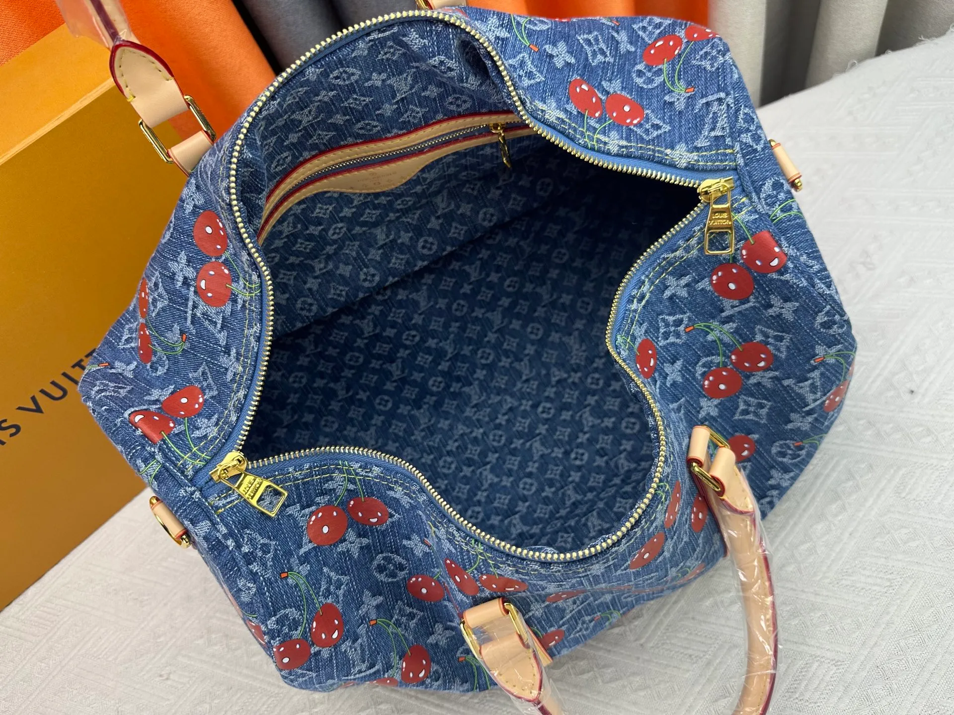 P360 Louis Vuitton travel bag M13764 M41416 M87628 denim denim LOUIS VUITTON x Takashi Murakami joint model keepall BANDOULIERE 45 Cherry series Hardware accessories Monogram coated canvas travel bag Men's and women's white Spacious capacity and adjustable shoulder straps suitable for work, leisure or travel High-definition hardware logo mark, inner compartment! Special lining. Smooth zipper, exquisite workmanship, every detail is in place! A must-have for men. Size: 45x27x20cm