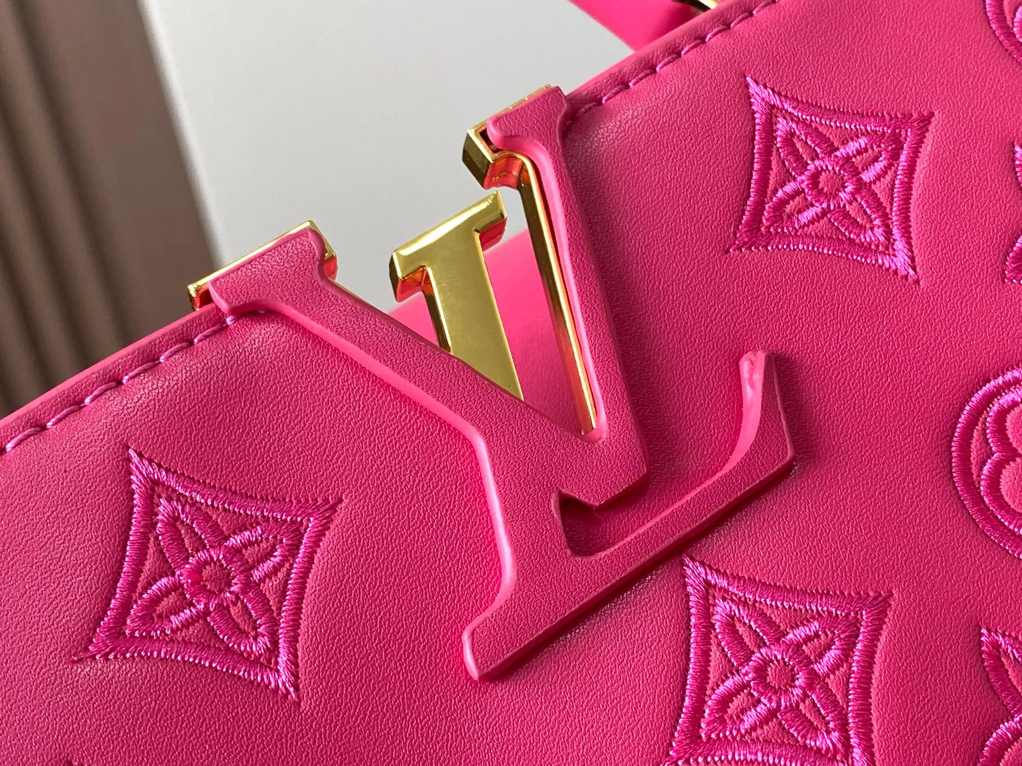Upgraded version P460 M20742 Bourdon stitch embroidered gold buckle This Capucines BB handbag comes from the LV Broderie Anglaise capsule series designed by Nicolas Ghesquière, which transfers the embroidery technology in the ready-to-wear series to this. For the first time, the Monogram pattern appears on cow leather through cutting, and is embellished with Bourdon stitching, which is exquisitely crafted with craftsmanship.  Detailed features 27 x 18x9 cm (length x height x width)