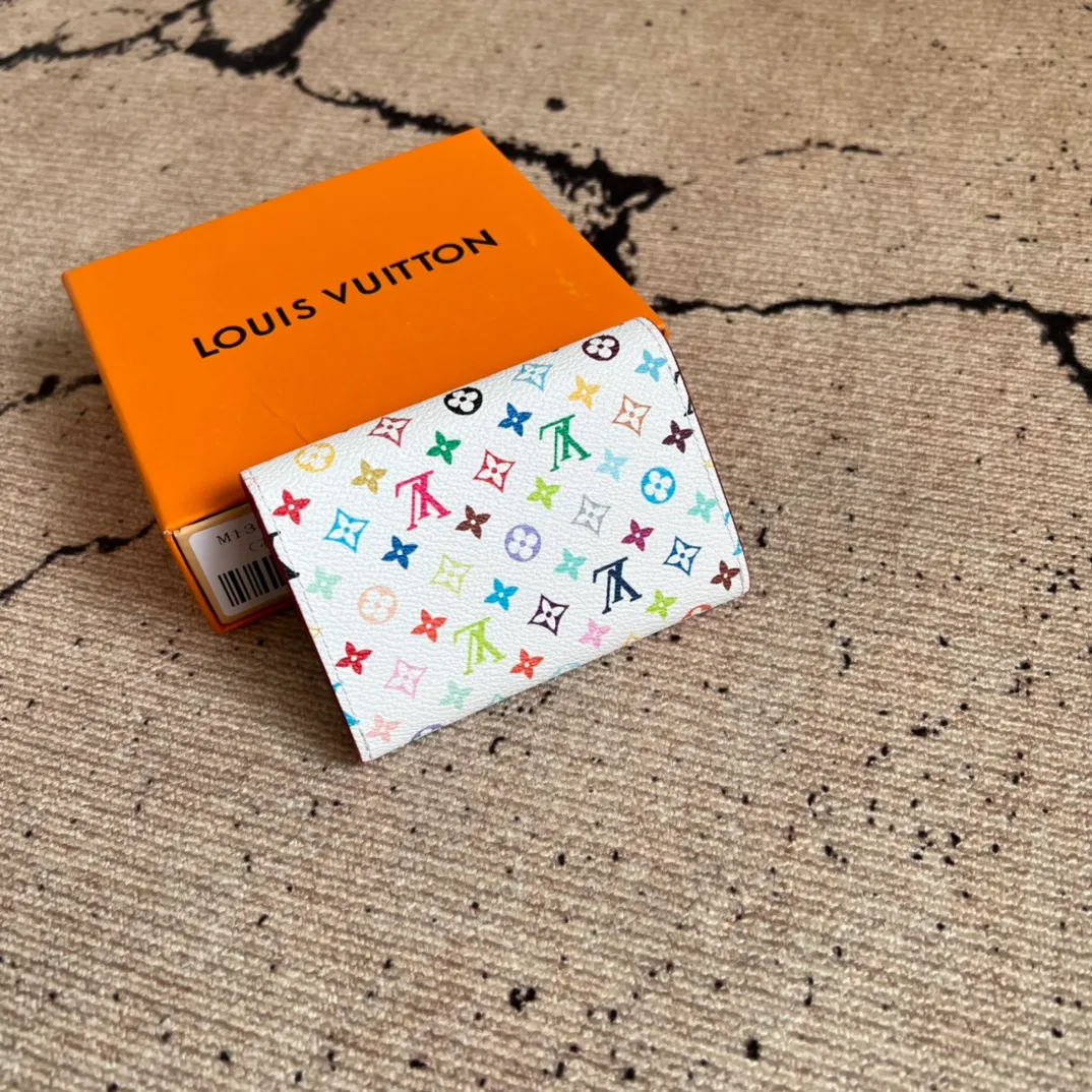 Factory price 300 Top original order M13399 white color This Rosalie coin purse is from the Louis Vuitton x Takashi Murakami reissue series. The Monogram coated canvas is dipped in vibrant colors, subtly paying tribute to the distinctive style of Japanese artist Takashi Murakami. The compact construction features a rounded flap and snap closure, and the interior houses a zipped coin pocket with Monogram pullers. 8 x 2.5 x 11 cm (height x width x length)