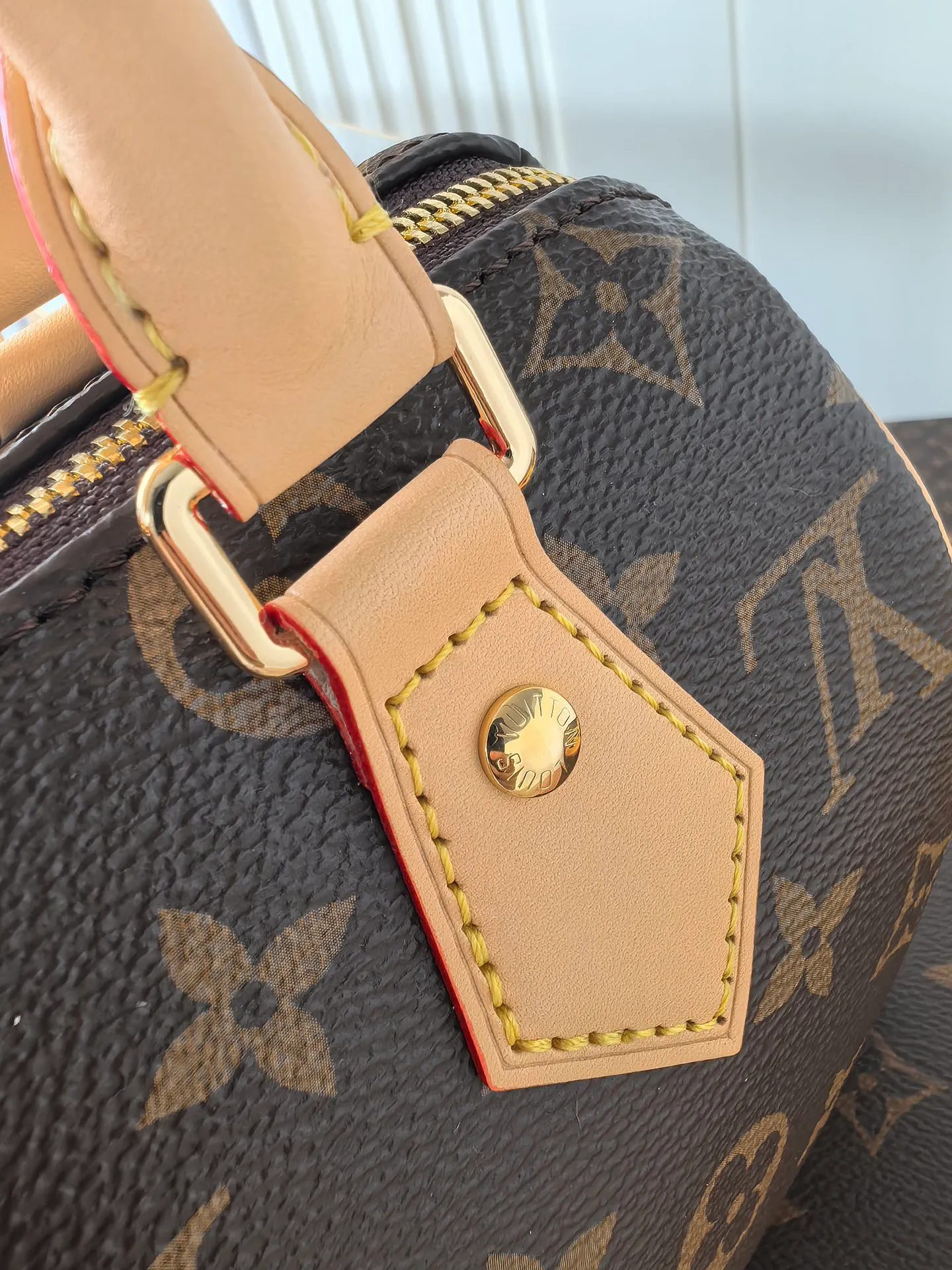 💰680💰(Dynamic chip 163c01 top original order) M46234 M46222 This Speedy Bandoulière 20 handbag condenses the brand's traditional Speedy travel bag design, which is made of Monogram canvas with fabric lining and cow leather trim. The wide, removable and adjustable fabric shoulder strap features Louis Vuitton's signature texture, and the rolled leather handles add to the carrying options. Dimensions: 20.5 x 13.5 x 12.0 cm (length x height x width)