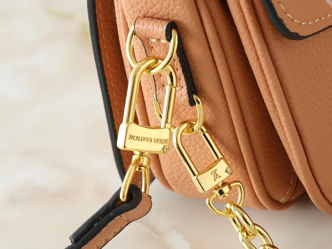 💰240💰Upgraded from the original M47045 M23940 M46595 M22942 M23081 M46596 M46279 This Pochette Métis East West handbag is made of Monogram Empreinte embossed leather, showing the fusion of brand style and modern elements. The traditional S-lock clasp and detachable short chain have a metallic sheen, and the sophisticated construction includes a neat interior and adjustable shoulder straps for easy urban mobility. Dimensions: 21.5 x 13.5 x 6.0 cm (length x height x width)