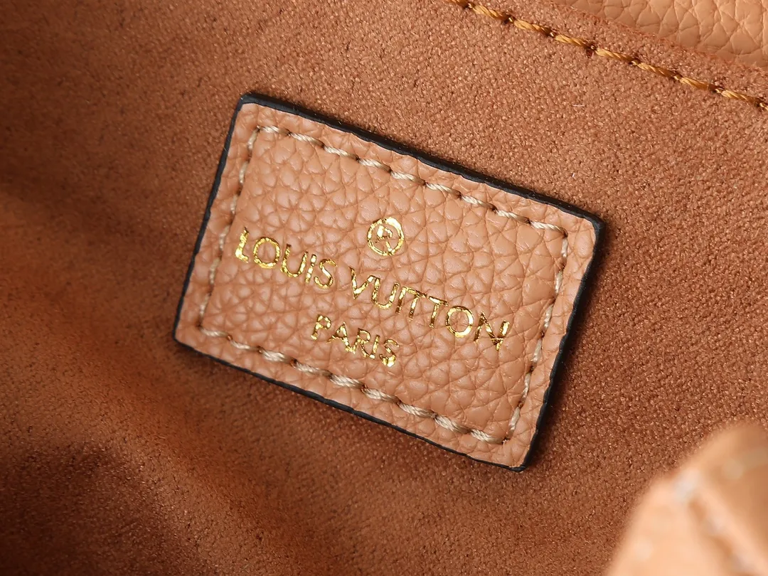 💰240💰Upgraded from the original M47045 M23940 M46595 M22942 M23081 M46596 M46279 This Pochette Métis East West handbag is made of Monogram Empreinte embossed leather, showing the fusion of brand style and modern elements. The traditional S-lock clasp and detachable short chain have a metallic sheen, and the sophisticated construction includes a neat interior and adjustable shoulder straps for easy urban mobility. Dimensions: 21.5 x 13.5 x 6.0 cm (length x height x width)