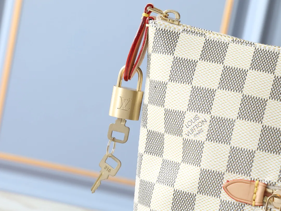 💰Large 140, small 260💰Upgraded original IENA MM handbag 41013 coffee 40040 white grid 42267 presbyopia 42268 The epitome of casual fashion The perfect daily companion for women Perfect functionality and unique elegance Will definitely become your best friend Microfiber lining & tree lamb leather decoration Front zipper layer Shiny gold metal plate decorated cowhide pull tag The quality is as real as the photo Pure copper carved hardware with first-layer cowhide. Size: large 42/27/17, small 35/23/13