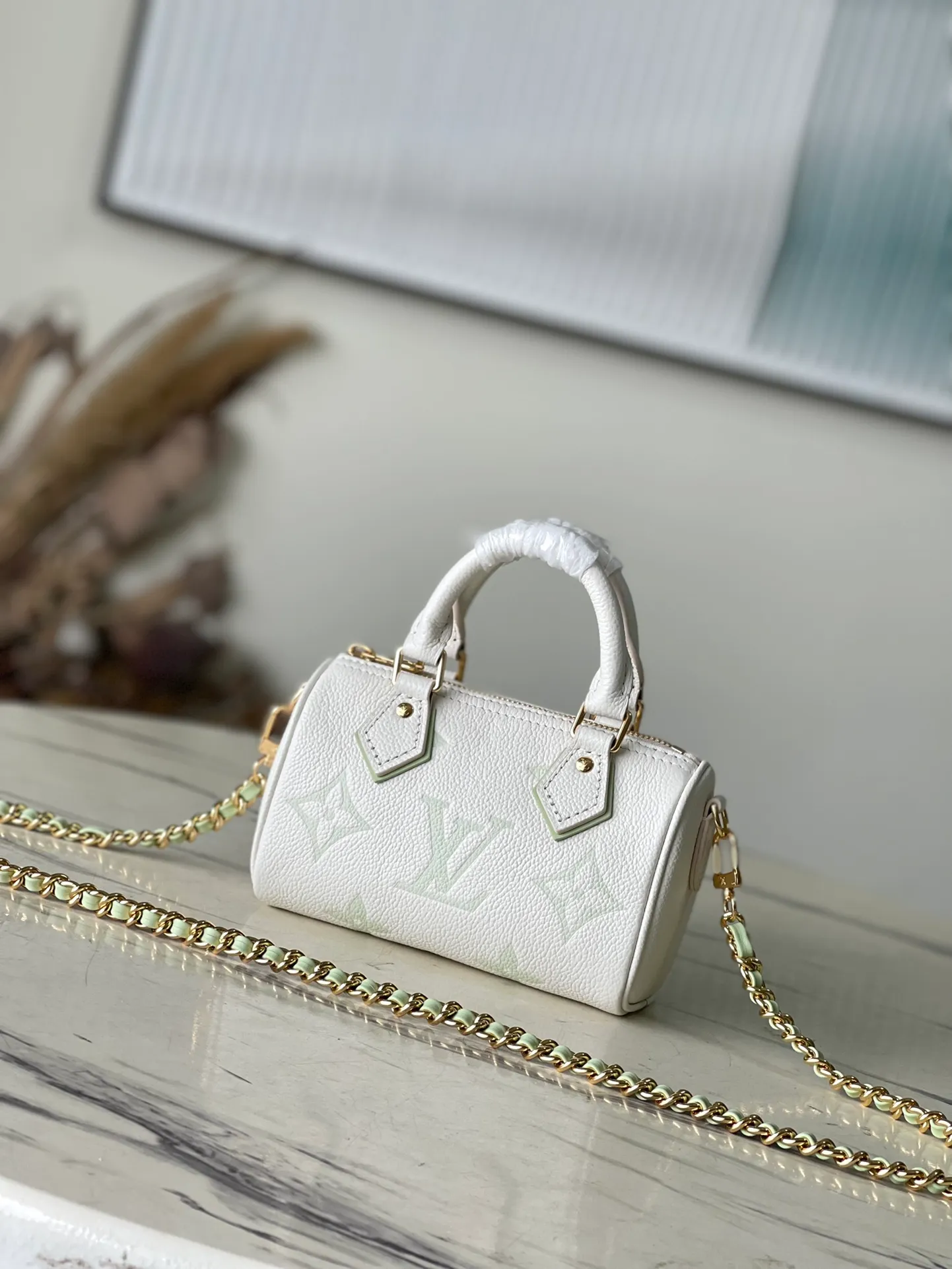 💰940 (first-grain leather) top-quality original M81457 green silk screen. This Nano Speedy handbag is made of Monogram Empreinte embossed leather, which condenses the classic configuration of the Speedy handbag and uses professional craftsmanship to present a romantic starry sky-like shimmer, declaring the design concept of the Summer Stardust series. The detachable and adjustable shoulder strap allows for a variety of carrying options. Dimensions: 16.0 x 10.0 x 7.5 cm (length x height x width)