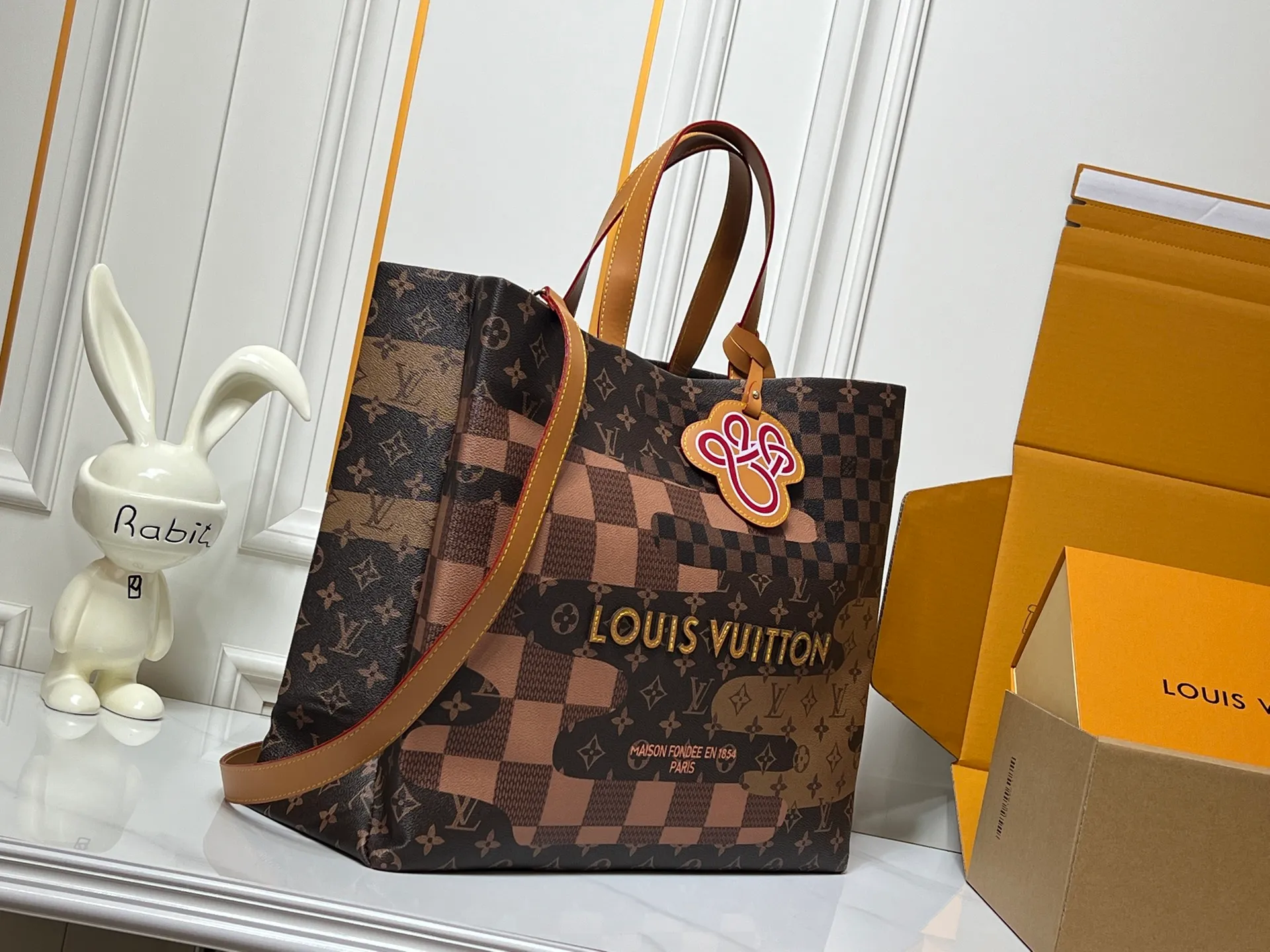 Batch 320💰M24457 presbyopic plaid purple. Grass green pink black orange blue green gray presbyopia plaid black crocodile pattern orange crocodile pattern This medium Shopper bag is inspired by the Louis Vuitton shopping bag, with the words Louis Vuitton and Maison Fondée En 1854 written in soft calfskin, with top handles and a detachable shoulder strap. Dimensions: 42x34x16cm