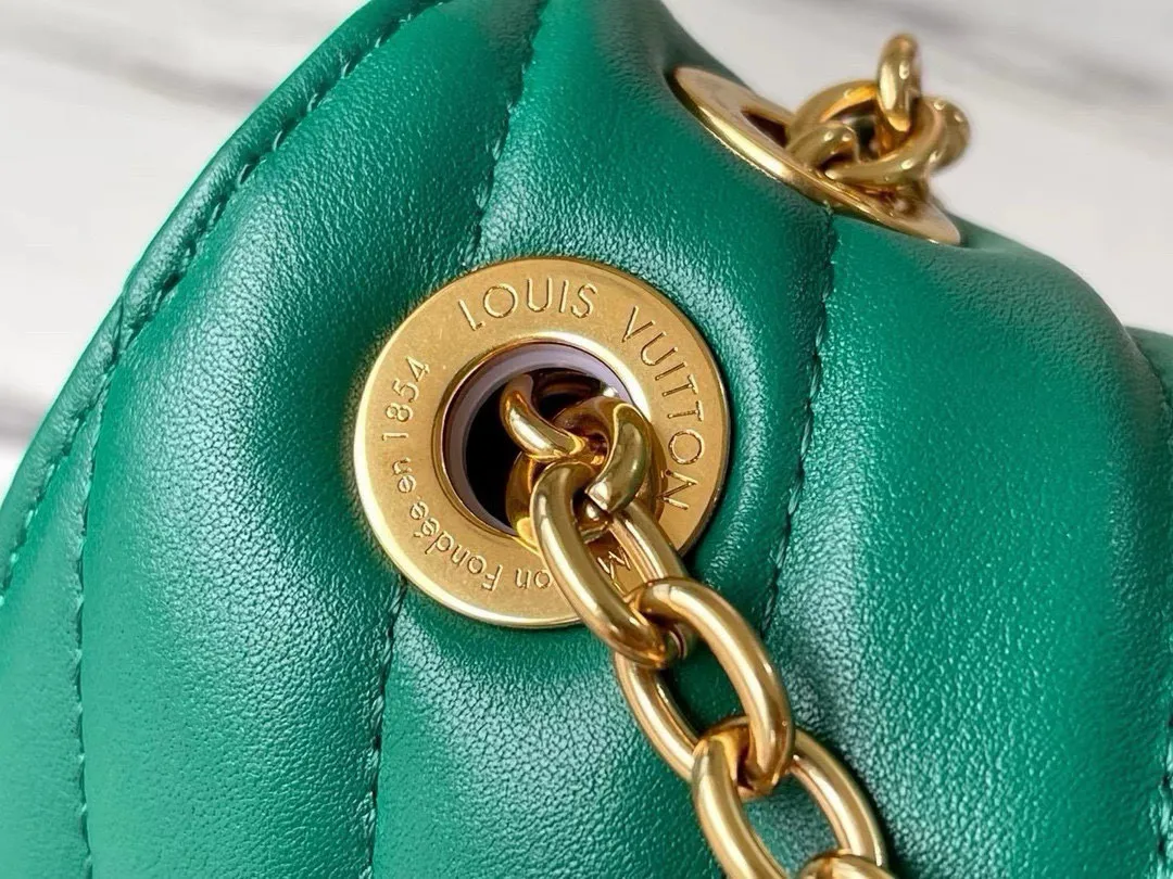💰1160 (Top Grain Leather) Top Original M58664 NEW WAVE Chain Bag V-shaped quilted chain bag handbag The vintage gold color chain slides through carved holes, while the folding fastener makes it soft. Thanks to its multiple compartments, the interior makes it easier to place women's necessities. Chain bag with easily identifiable badge logo. Size: 24x14x9cm