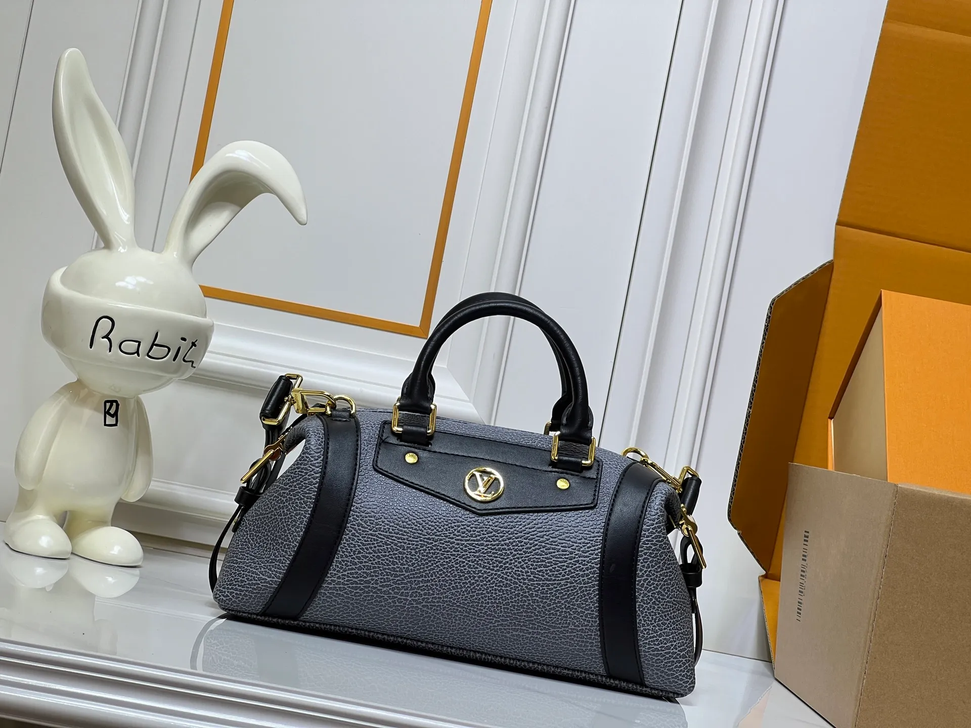 Batch 320💰[Exclusive real shot] Medium size M25566 M14623 Full leather motorcycle bag M14702 M14700 NANO LV BIKER handbag This Nano LV Rider handbag is from the 2025 spring and summer series. It is made of pixelated grain sheep leather with smooth cow leather elements, and is decorated with LV Circle logo. The foldable configuration makes it easy to store in a suitcase, and the modern design adds a rock-n-roll edge to any look. Dimensions: 10 x 10 x 23 cm