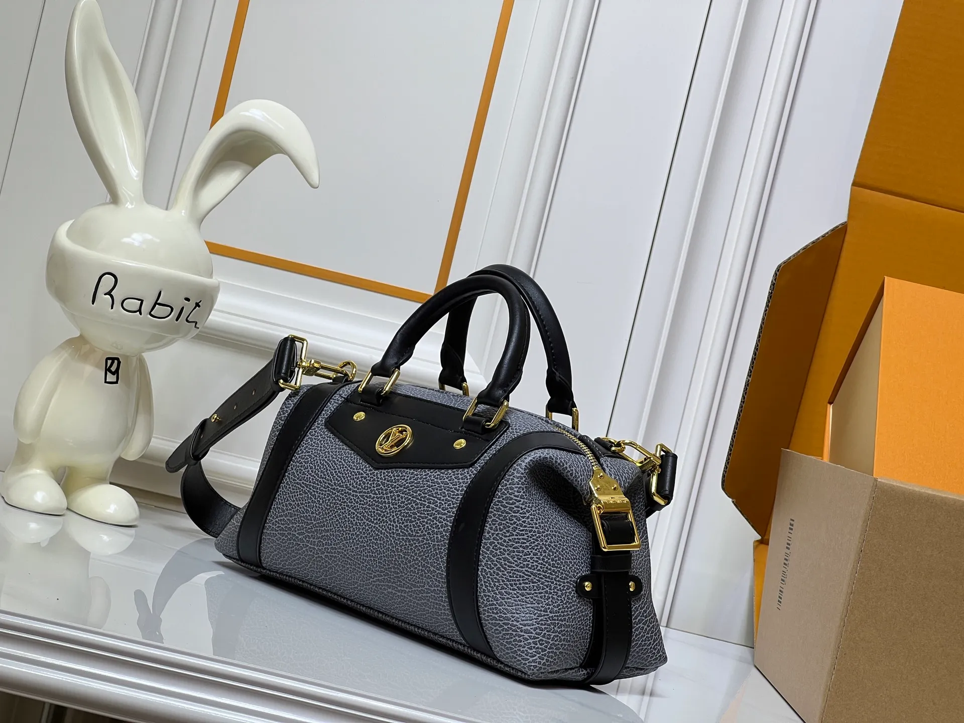 Batch 320💰[Exclusive real shot] Medium size M25566 M14623 Full leather motorcycle bag M14702 M14700 NANO LV BIKER handbag This Nano LV Rider handbag is from the 2025 spring and summer series. It is made of pixelated grain sheep leather with smooth cow leather elements, and is decorated with LV Circle logo. The foldable configuration makes it easy to store in a suitcase, and the modern design adds a rock-n-roll edge to any look. Dimensions: 10 x 10 x 23 cm