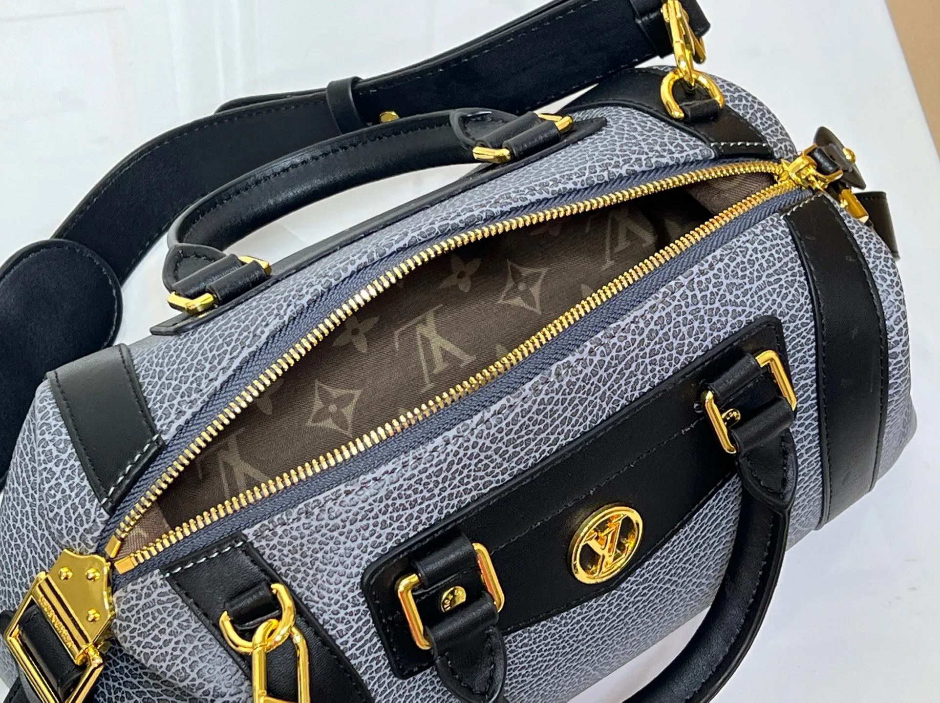 Batch 320💰[Exclusive real shot] Medium size M25566 M14623 Full leather motorcycle bag M14702 M14700 NANO LV BIKER handbag This Nano LV Rider handbag is from the 2025 spring and summer series. It is made of pixelated grain sheep leather with smooth cow leather elements, and is decorated with LV Circle logo. The foldable configuration makes it easy to store in a suitcase, and the modern design adds a rock-n-roll edge to any look. Dimensions: 10 x 10 x 23 cm