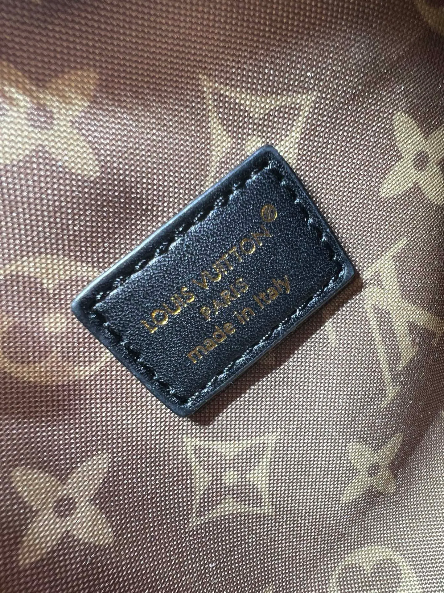 Batch 320💰[Exclusive real shot] Medium size M25566 M14623 Full leather motorcycle bag M14702 M14700 NANO LV BIKER handbag This Nano LV Rider handbag is from the 2025 spring and summer series. It is made of pixelated grain sheep leather with smooth cow leather elements, and is decorated with LV Circle logo. The foldable configuration makes it easy to store in a suitcase, and the modern design adds a rock-n-roll edge to any look. Dimensions: 10 x 10 x 23 cm