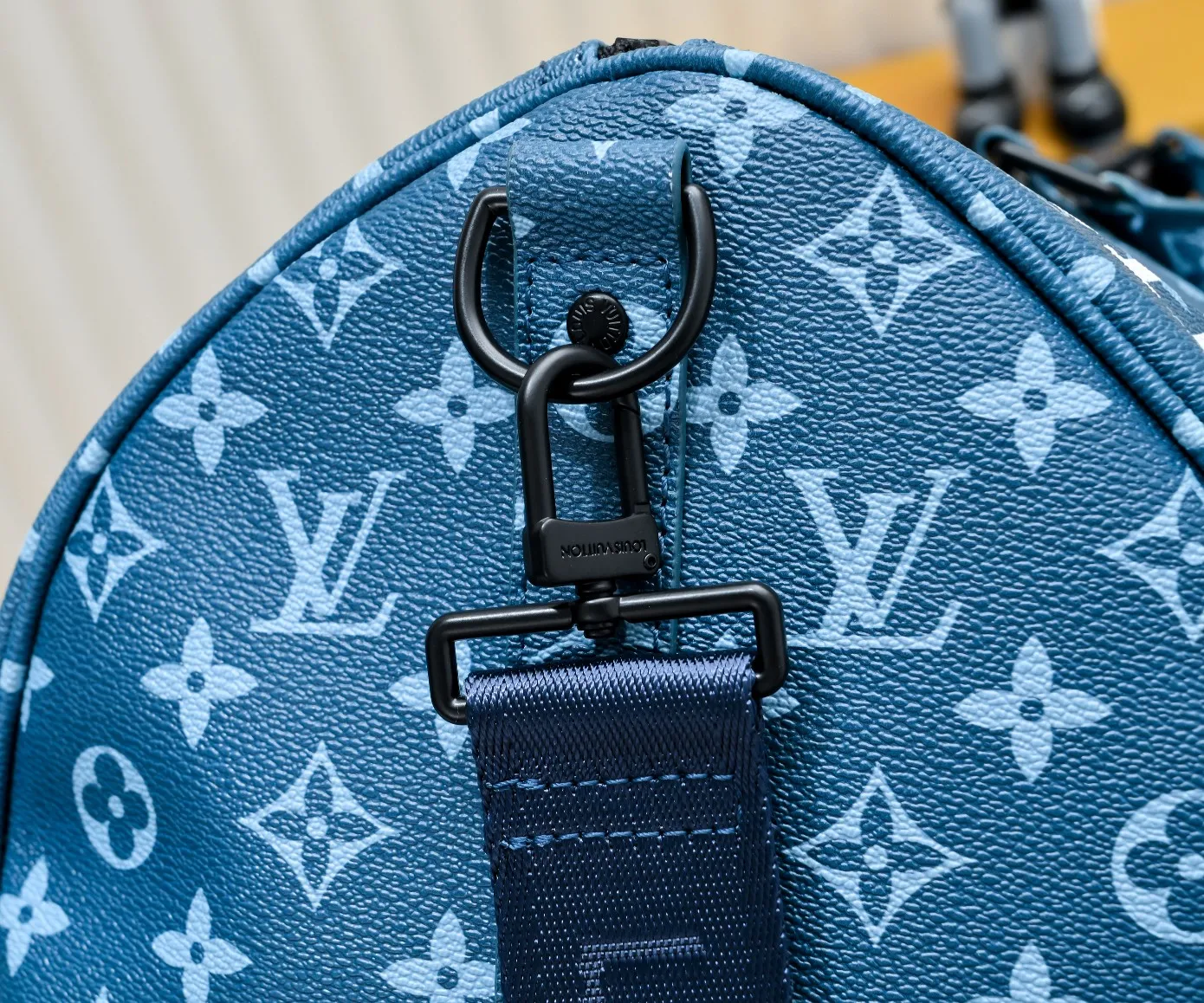 ¥420💰 Exclusive real shot-upgraded version ‼ ️Real shot M23963 green 41416 This Keepall Bandoulière 50 travel bag comes from the Monogram Tones series. It uses fresh autumn colors and bright Monogram patterns to inject trendy style into Monogram canvas. The vertical Louis Vuitton logo is marked with the brand's imprint, and the detachable and adjustable shoulder strap makes it comfortable to carry on the shoulder. 50 29 22 cm (Length x Height x Width) • Monogram coated canvas • Monogram canvas trim • Textile lining • Metal hardware • Carry-on luggage dimensions • Double zipper closure • Double zipper padlock closure • Internal zip pocket • Removable leather name tag • Shoulder strap: removable, adjustable • Strap half length: 36.0 cm • Strap half length adjustable to: 50.0 cm • Handle: double handle