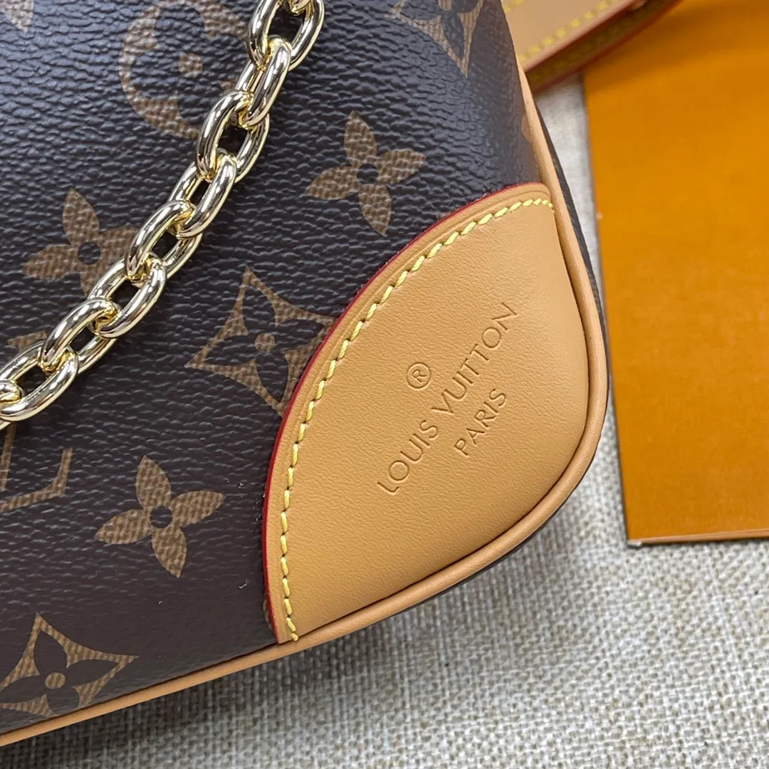 [Upgraded version] P500💰Upgraded version comes with complete packaging💖M45831 Boulogne handbag is made of classic Monogram canvas, equipped with double zippers and a spacious inner patch pocket that can accommodate iPhone 12 Pro mobile phone. The shoulder strap allows for long or short shoulder and cross-body wear options, and can be removed to transform into a small chain bag or clutch. 29 x 16 x 9.5 cm (length x height x width)