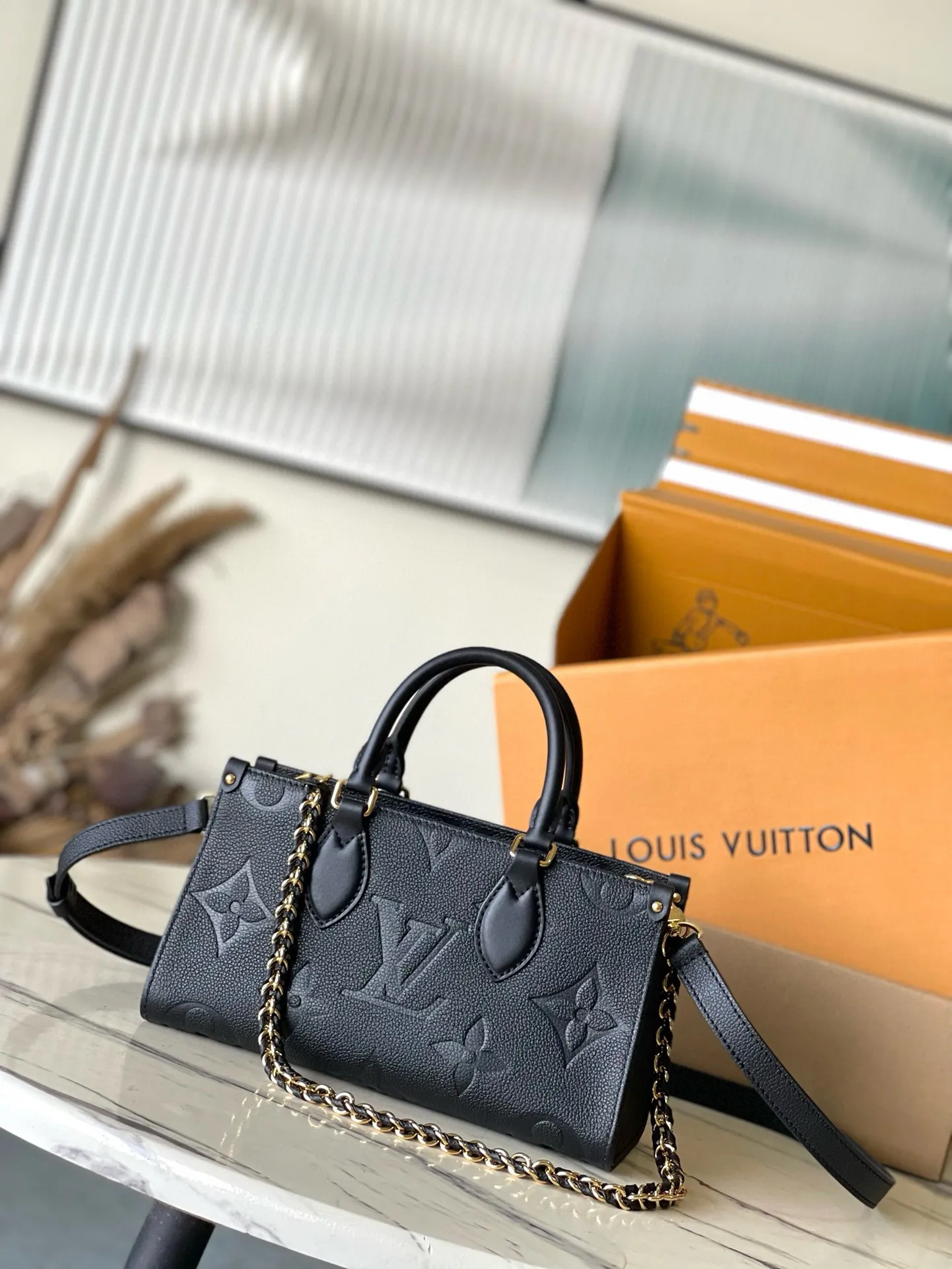 💰1100 (top layer leather) top original order M23640 black This small OnTheGo handbag is made of Monogram Empreinte leather embossed with Giant Monogram pattern, highlighting the soft and slender silhouette. The compact interior keeps your daily essentials organized, while the articulated top handle and detachable leather and woven chain shoulder strap allow for a variety of carrying options. Dimensions: 25 × 13 × 10 cm