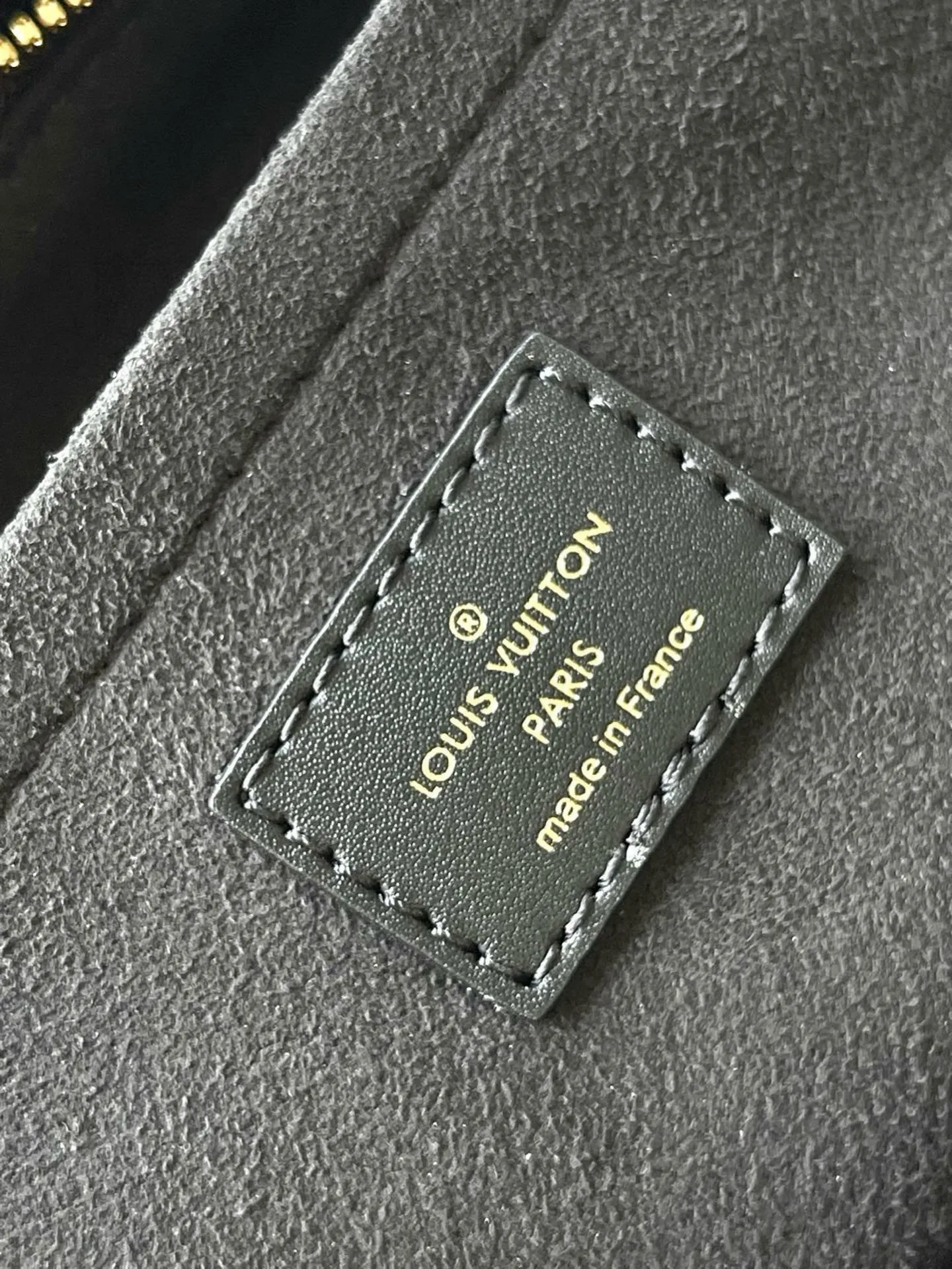 💰1100 (top layer leather) top original order M23640 black This small OnTheGo handbag is made of Monogram Empreinte leather embossed with Giant Monogram pattern, highlighting the soft and slender silhouette. The compact interior keeps your daily essentials organized, while the articulated top handle and detachable leather and woven chain shoulder strap allow for a variety of carrying options. Dimensions: 25 × 13 × 10 cm
