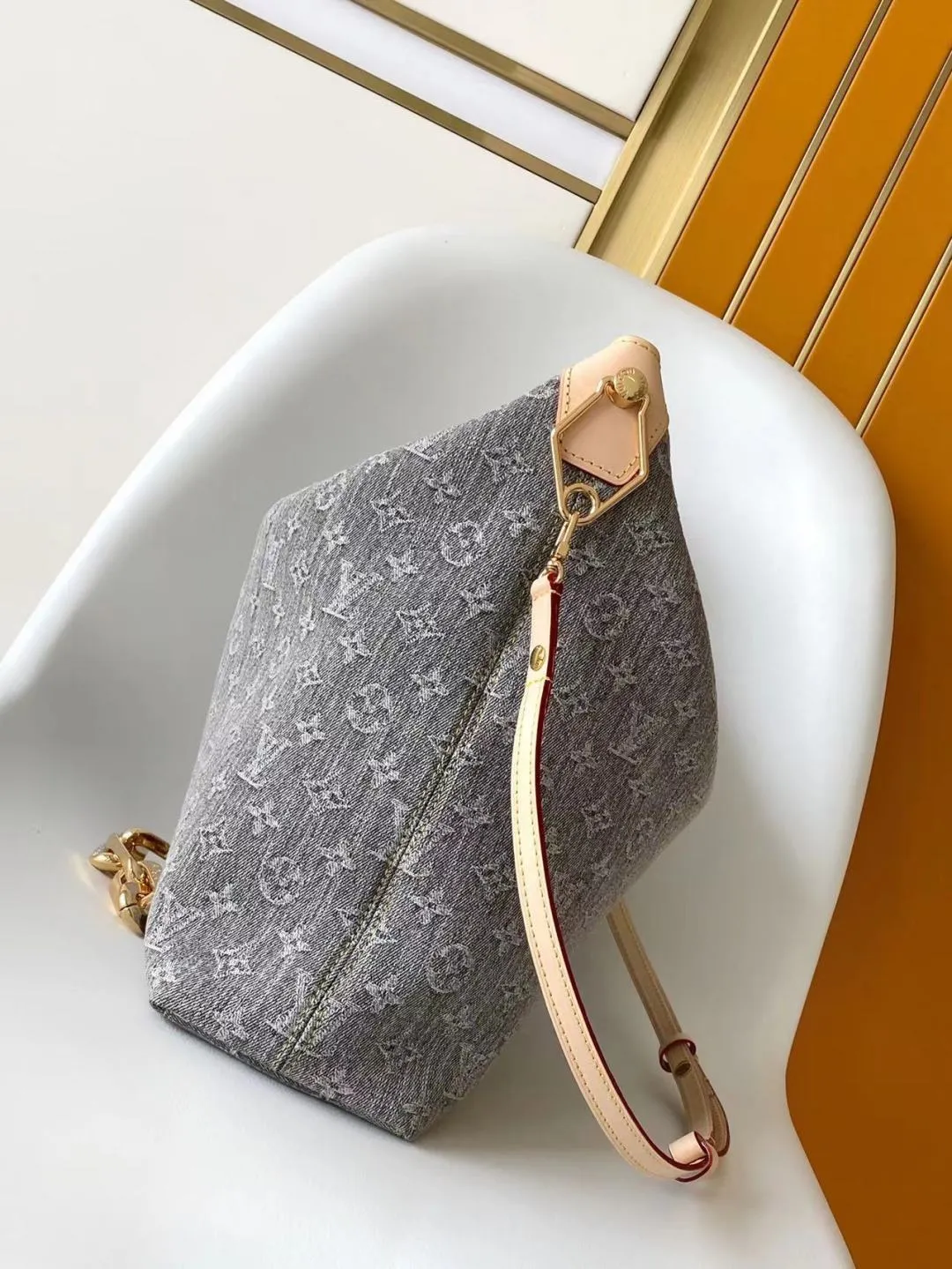 💰1340 Top Original Order M13390 Top Original Order Dynamic 163 This Coussin Hobo MM handbag celebrates the return of the brand’s iconic Monogram Denim pattern, originally launched in 2005. Made of organic cotton, it's woven from black and white yarns that have been faded to create a vintage look. Spacious, it's decorated with a light gold metallic finish and includes a removable pocket with a slide lock to securely store small items. This model can be worn crosswise, on the shoulder or on the hand.  38 x 33 x 10 cm (Length x Height x Width) Gray faded Organic cotton Natural cowhide leather lining Organic cotton lining Light gold-tone metal Sliding door closure Removable inner pocket with zipper Can contain: 13" tablet, smartphone, keys, Zippy wallet, red lips, headphones, other effects Shoulder strap: removable, adjustable Strap length: 30.0 cm Maximum strap length: 50.0 cm Chain: Removable Chain length: 30.0 cm Maximum chain length: 50.0 cm
