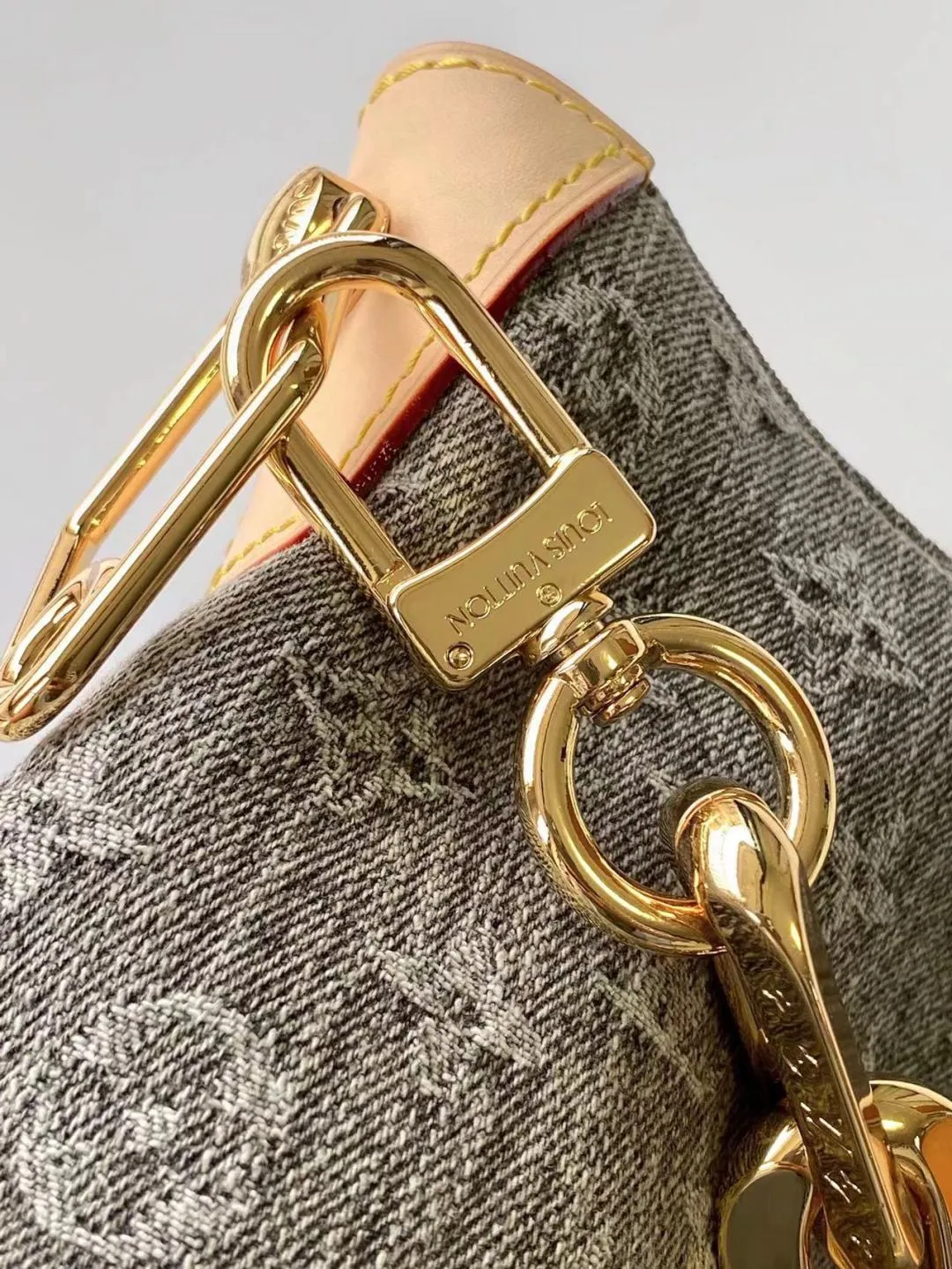 💰1340 Top Original Order M13390 Top Original Order Dynamic 163 This Coussin Hobo MM handbag celebrates the return of the brand’s iconic Monogram Denim pattern, originally launched in 2005. Made of organic cotton, it's woven from black and white yarns that have been faded to create a vintage look. Spacious, it's decorated with a light gold metallic finish and includes a removable pocket with a slide lock to securely store small items. This model can be worn crosswise, on the shoulder or on the hand.  38 x 33 x 10 cm (Length x Height x Width) Gray faded Organic cotton Natural cowhide leather lining Organic cotton lining Light gold-tone metal Sliding door closure Removable inner pocket with zipper Can contain: 13" tablet, smartphone, keys, Zippy wallet, red lips, headphones, other effects Shoulder strap: removable, adjustable Strap length: 30.0 cm Maximum strap length: 50.0 cm Chain: Removable Chain length: 30.0 cm Maximum chain length: 50.0 cm