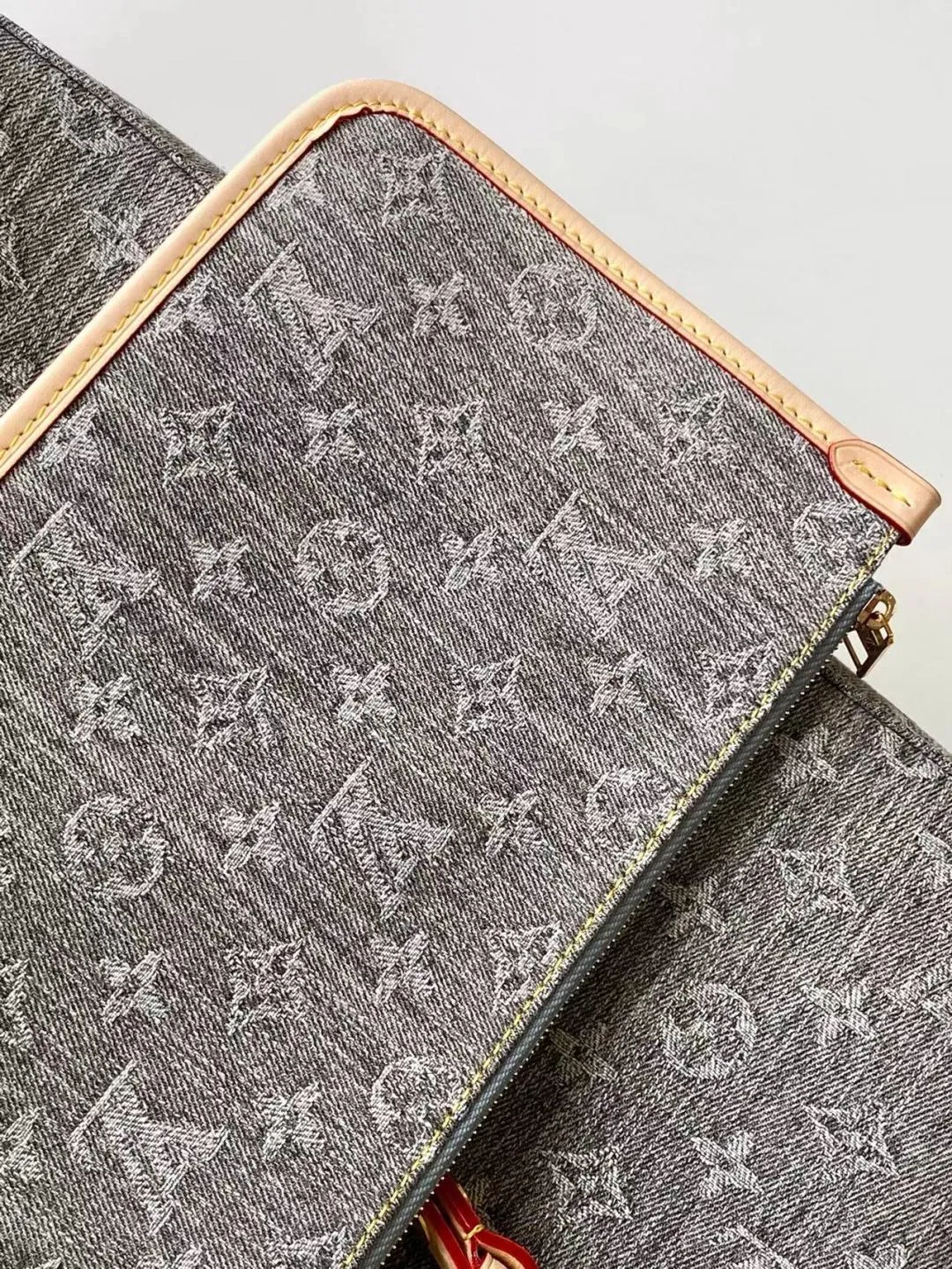 💰1340 Top Original Order M13390 Top Original Order Dynamic 163 This Coussin Hobo MM handbag celebrates the return of the brand’s iconic Monogram Denim pattern, originally launched in 2005. Made of organic cotton, it's woven from black and white yarns that have been faded to create a vintage look. Spacious, it's decorated with a light gold metallic finish and includes a removable pocket with a slide lock to securely store small items. This model can be worn crosswise, on the shoulder or on the hand.  38 x 33 x 10 cm (Length x Height x Width) Gray faded Organic cotton Natural cowhide leather lining Organic cotton lining Light gold-tone metal Sliding door closure Removable inner pocket with zipper Can contain: 13" tablet, smartphone, keys, Zippy wallet, red lips, headphones, other effects Shoulder strap: removable, adjustable Strap length: 30.0 cm Maximum strap length: 50.0 cm Chain: Removable Chain length: 30.0 cm Maximum chain length: 50.0 cm