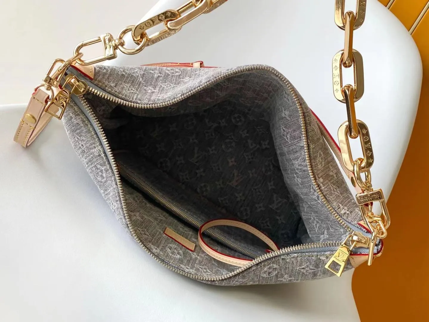 💰1340 Top Original Order M13390 Top Original Order Dynamic 163 This Coussin Hobo MM handbag celebrates the return of the brand’s iconic Monogram Denim pattern, originally launched in 2005. Made of organic cotton, it's woven from black and white yarns that have been faded to create a vintage look. Spacious, it's decorated with a light gold metallic finish and includes a removable pocket with a slide lock to securely store small items. This model can be worn crosswise, on the shoulder or on the hand.  38 x 33 x 10 cm (Length x Height x Width) Gray faded Organic cotton Natural cowhide leather lining Organic cotton lining Light gold-tone metal Sliding door closure Removable inner pocket with zipper Can contain: 13" tablet, smartphone, keys, Zippy wallet, red lips, headphones, other effects Shoulder strap: removable, adjustable Strap length: 30.0 cm Maximum strap length: 50.0 cm Chain: Removable Chain length: 30.0 cm Maximum chain length: 50.0 cm