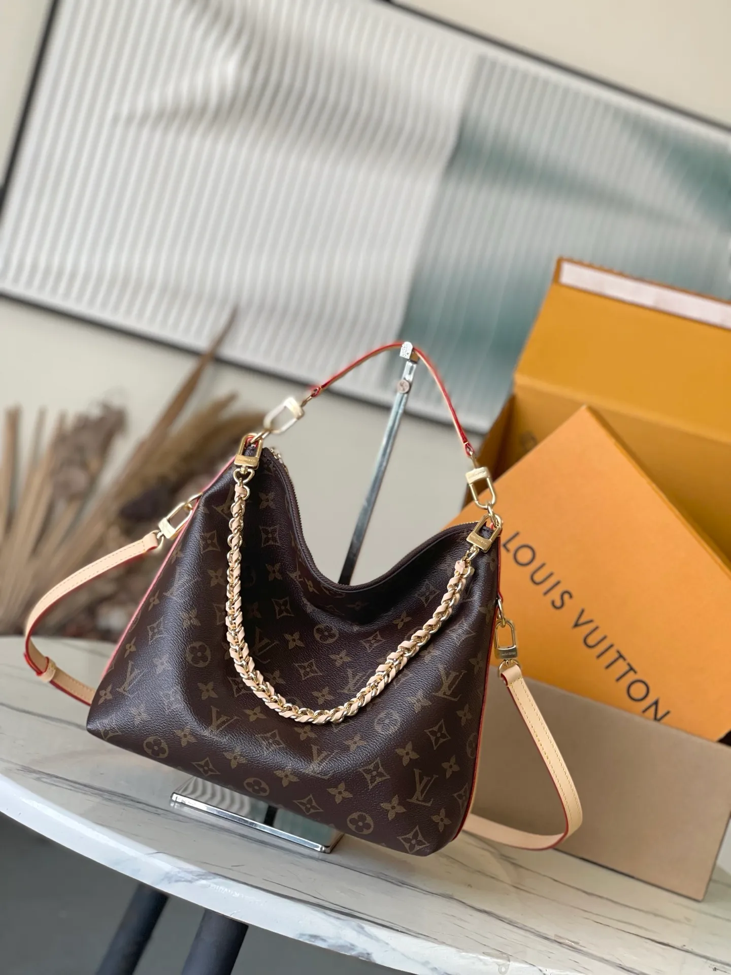 💰860 Top original M27825 Multipass handbag, as its name suggests, is a modern style handbag suitable for various occasions. Drawing inspiration from the Express handbag, it uses iconic Monogram canvas to create a casual drape body and is supplemented by contrasting VWN cow leather trim. Metal hardware adds a sophisticated touch to the look, and it comes with a detachable braided chain. Dimensions: 30 × 26 × 10 cm