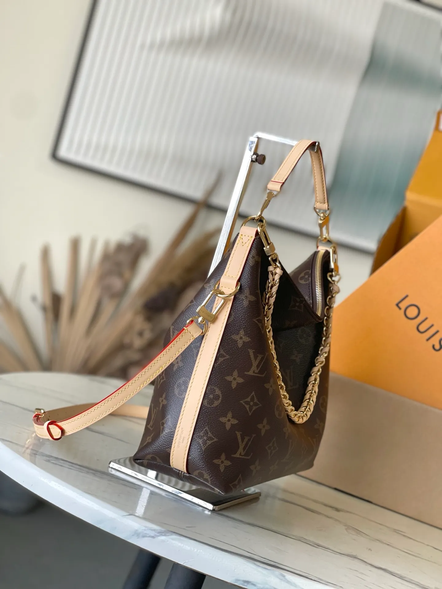 💰860 Top original M27825 Multipass handbag, as its name suggests, is a modern style handbag suitable for various occasions. Drawing inspiration from the Express handbag, it uses iconic Monogram canvas to create a casual drape body and is supplemented by contrasting VWN cow leather trim. Metal hardware adds a sophisticated touch to the look, and it comes with a detachable braided chain. Dimensions: 30 × 26 × 10 cm