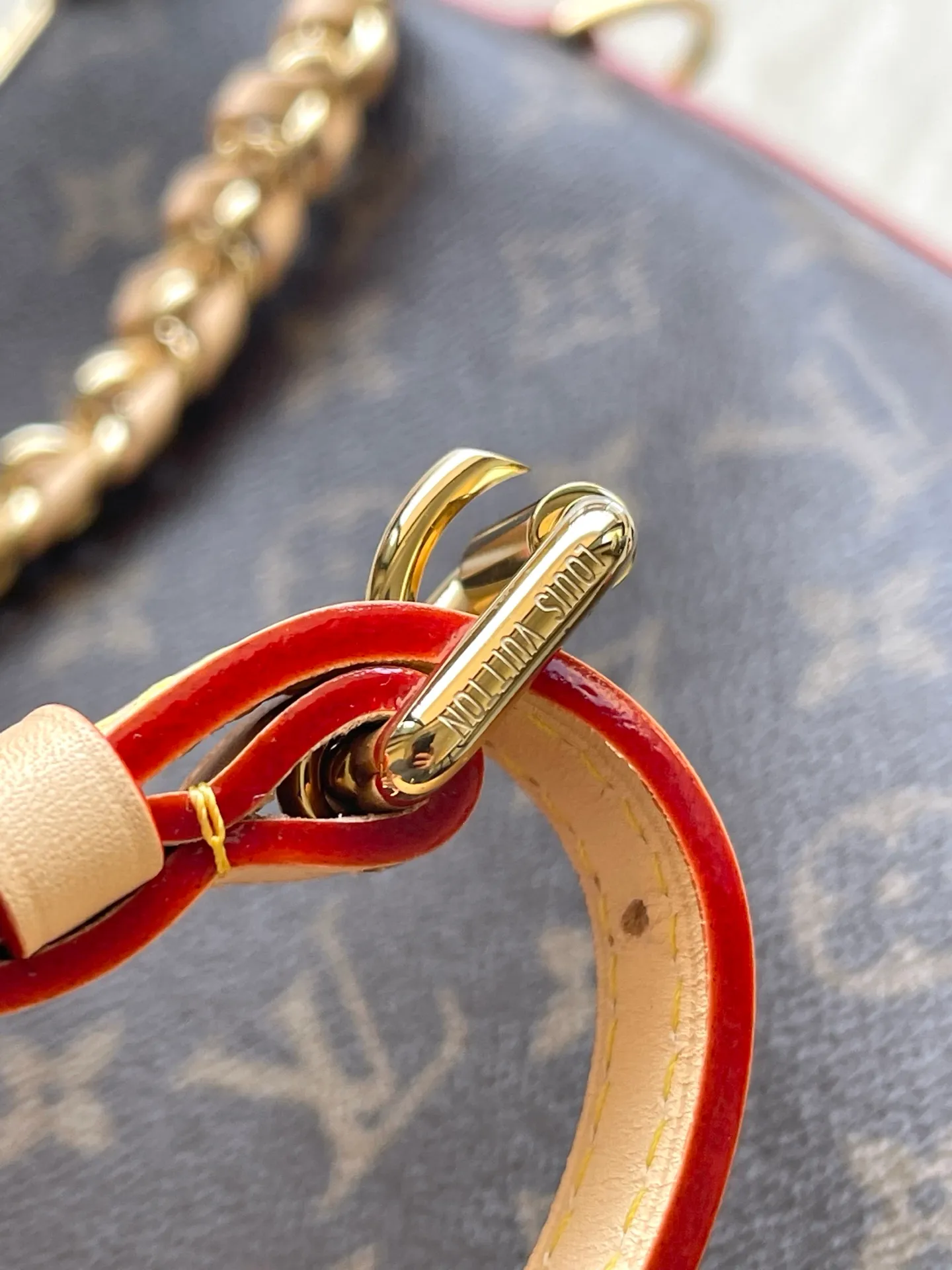 💰860 Top original M27825 Multipass handbag, as its name suggests, is a modern style handbag suitable for various occasions. Drawing inspiration from the Express handbag, it uses iconic Monogram canvas to create a casual drape body and is supplemented by contrasting VWN cow leather trim. Metal hardware adds a sophisticated touch to the look, and it comes with a detachable braided chain. Dimensions: 30 × 26 × 10 cm
