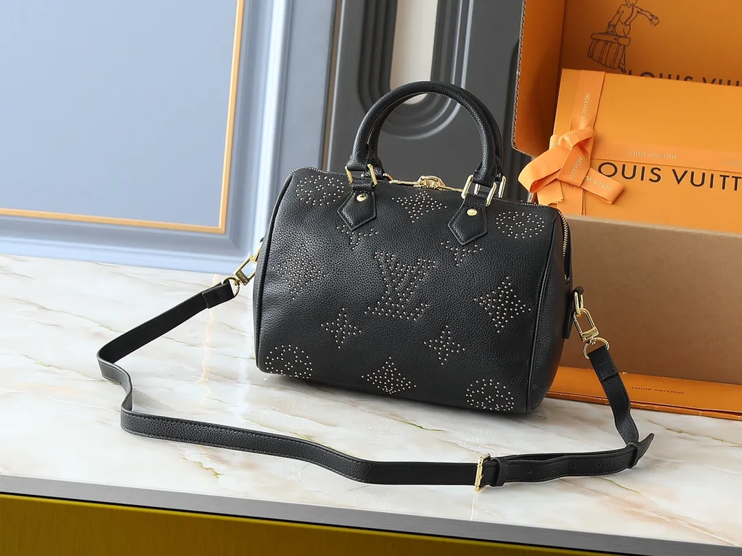 💰260💰Upgraded from the original M46736 M59273 M58947 M21464 M59609, the Speedy Bandoulière 25 handbag makes an eye-catching reappearance in the 2021 autumn Wild at Heart capsule series. It is embossed with oversized LV letters in Monogram Empreinte leather, and the detachable shoulder strap adds a crossbody option. Dimensions: 25.0 x 19.0 x 15.0 cm (L x H x W).