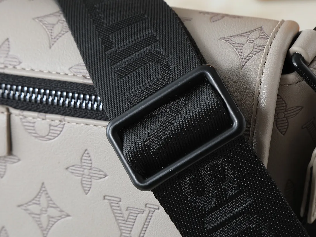 💰220💰Upgraded from the original M14912 M14874 M14079 M12681 M12806 M12636 This Pulse messenger bag is made of Monogram Eclipse canvas and has a delicate structure, with a cord zipper puller for the outer pocket on the flap. The magnetic closure makes it easy to access items, and the leather shoulder strap can be adjusted using the side loops, making it ideal for shoulder or cross-body wear. 26.6 x 17.0 x 11.0 cm (length x height x width)