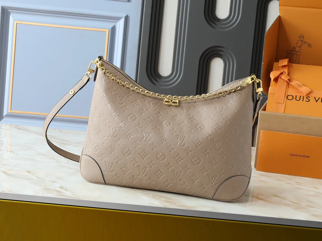 💰260💰Upgraded original M25854 M13706 This classic Boulogne handbag has been upgraded to a roomy GM size, perfect for carrying laptops and other essentials. Inspired by an archival model from 1984, this elegant design is crafted from Monogram Empreinte leather and embellished with an exclusive gold braided chain that can be removed if desired. You can choose to wear it cross-body, over the shoulder or by hand. Dimensions: 40 × 29 × 15 cm (length x height x width)