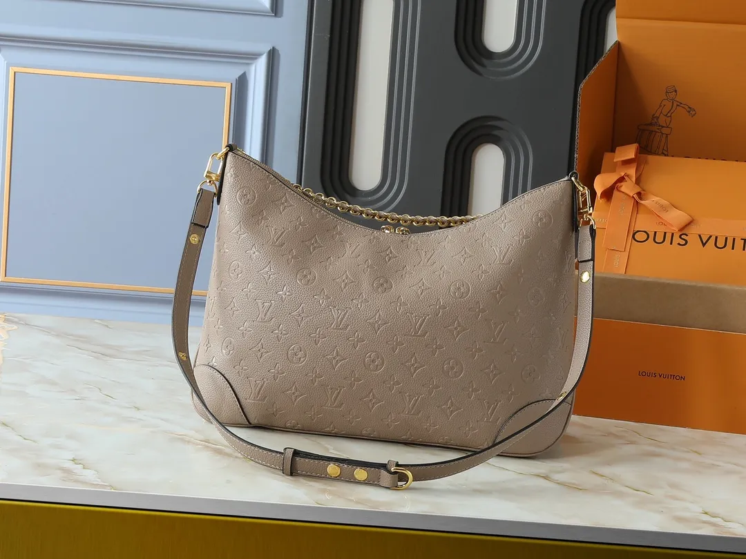 💰260💰Upgraded original M25854 M13706 This classic Boulogne handbag has been upgraded to a roomy GM size, perfect for carrying laptops and other essentials. Inspired by an archival model from 1984, this elegant design is crafted from Monogram Empreinte leather and embellished with an exclusive gold braided chain that can be removed if desired. You can choose to wear it cross-body, over the shoulder or by hand. Dimensions: 40 × 29 × 15 cm (length x height x width)