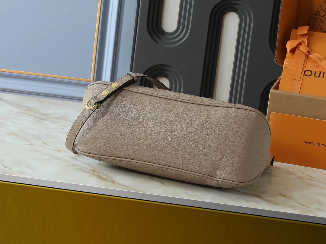 💰260💰Upgraded original M25854 M13706 This classic Boulogne handbag has been upgraded to a roomy GM size, perfect for carrying laptops and other essentials. Inspired by an archival model from 1984, this elegant design is crafted from Monogram Empreinte leather and embellished with an exclusive gold braided chain that can be removed if desired. You can choose to wear it cross-body, over the shoulder or by hand. Dimensions: 40 × 29 × 15 cm (length x height x width)