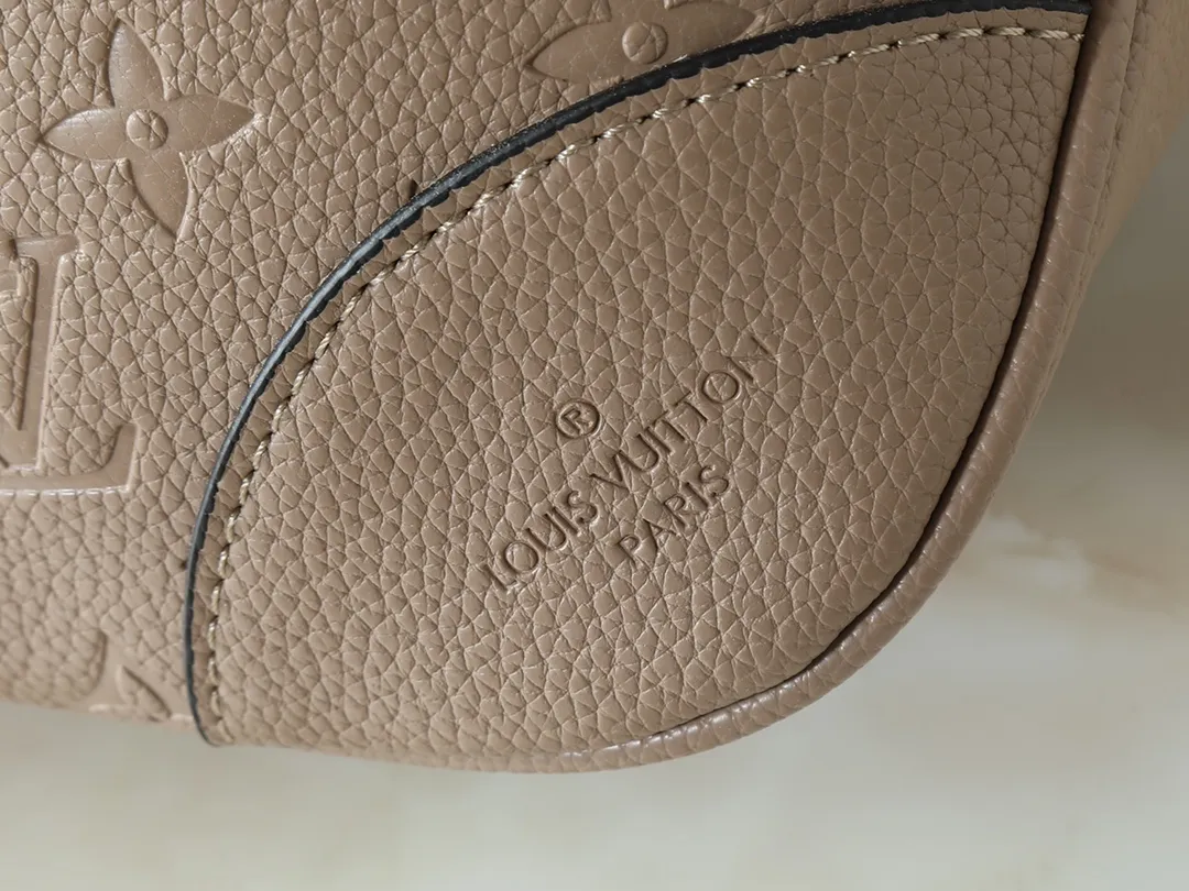 💰260💰Upgraded original M25854 M13706 This classic Boulogne handbag has been upgraded to a roomy GM size, perfect for carrying laptops and other essentials. Inspired by an archival model from 1984, this elegant design is crafted from Monogram Empreinte leather and embellished with an exclusive gold braided chain that can be removed if desired. You can choose to wear it cross-body, over the shoulder or by hand. Dimensions: 40 × 29 × 15 cm (length x height x width)