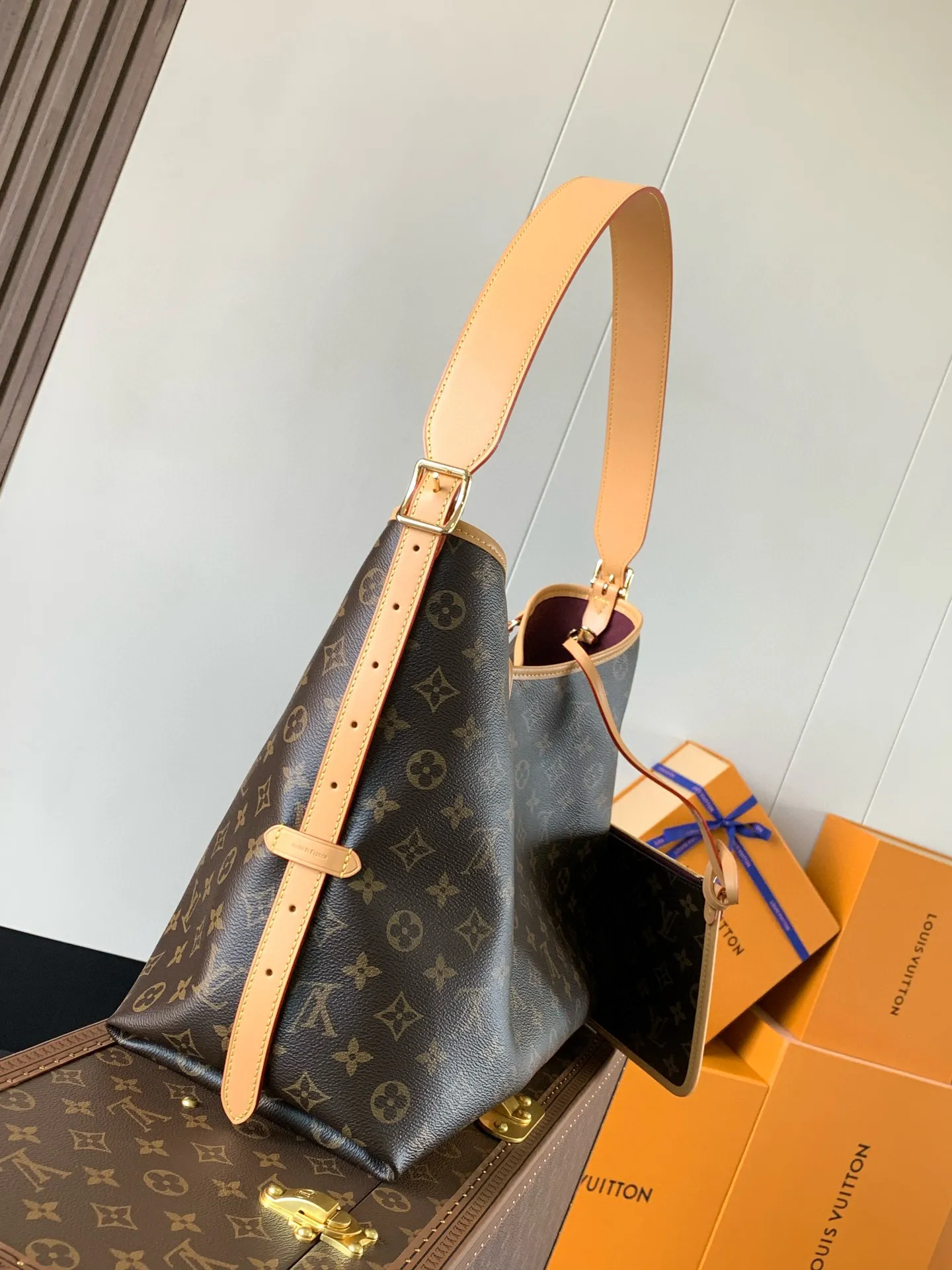 💰860 transcoding chip, top-quality original order [Exclusive real shot, inside version M46197] Louis Vuitton launches a new CarryAll medium handbag, with Monogram canvas and leather trimming to create a body-fitting design. There's a zipped pocket inside the ample space, and a detachable zipped clutch adds a functional element, with a buckle-adjustable handle. Dimensions: 39.0 x 30.0 x 15.0 cm (length x height x width)