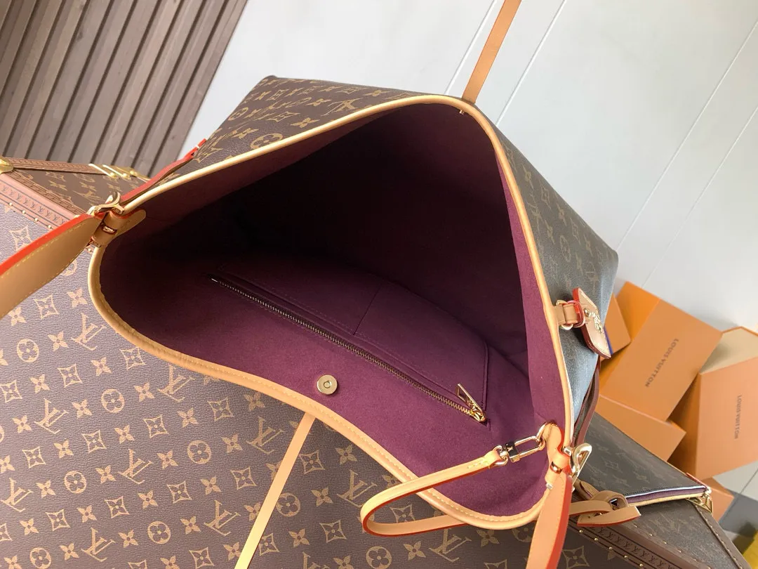 💰860 transcoding chip, top-quality original order [Exclusive real shot, inside version M46197] Louis Vuitton launches a new CarryAll medium handbag, with Monogram canvas and leather trimming to create a body-fitting design. There's a zipped pocket inside the ample space, and a detachable zipped clutch adds a functional element, with a buckle-adjustable handle. Dimensions: 39.0 x 30.0 x 15.0 cm (length x height x width)
