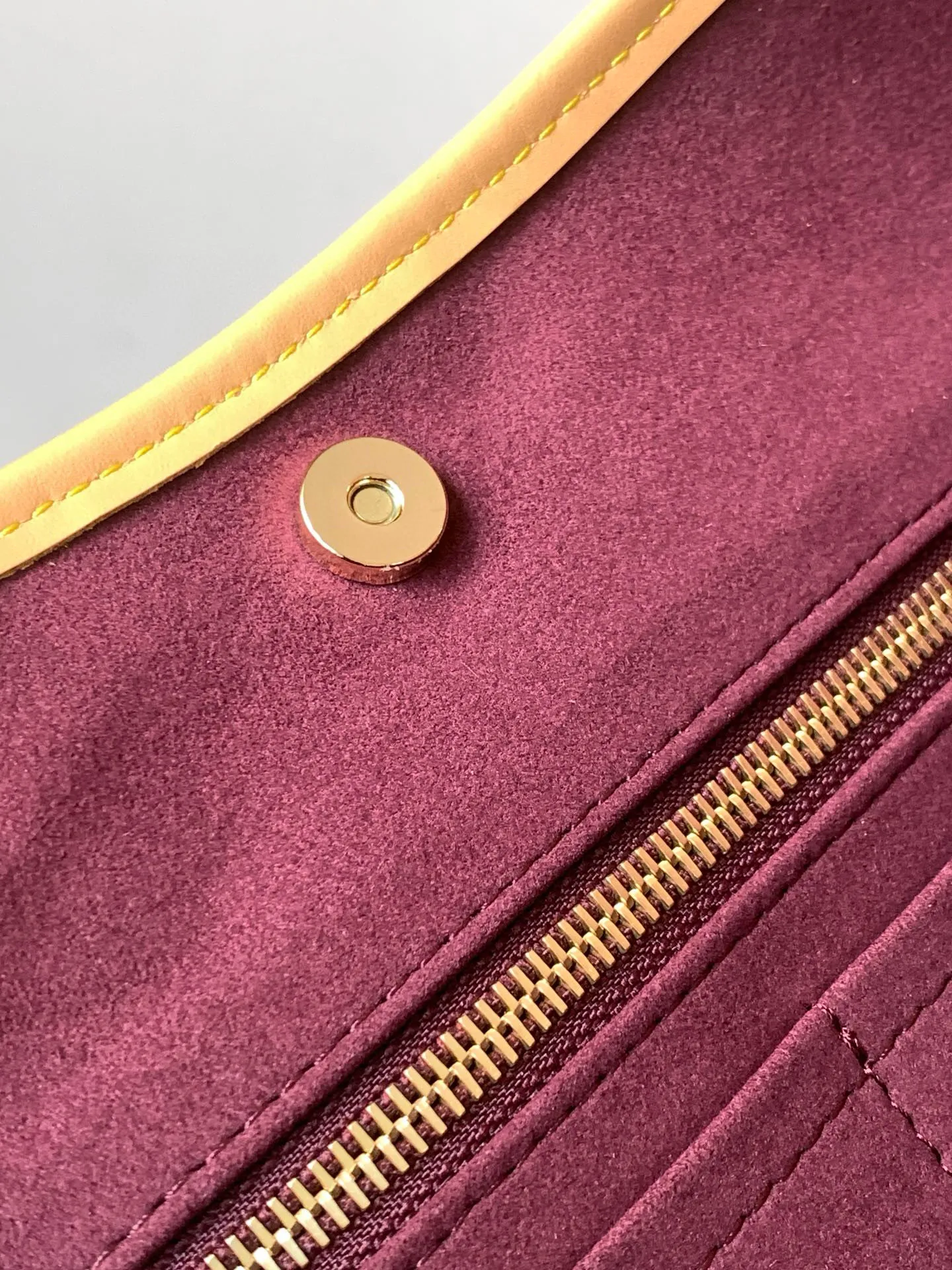 💰860 transcoding chip, top-quality original order [Exclusive real shot, inside version M46197] Louis Vuitton launches a new CarryAll medium handbag, with Monogram canvas and leather trimming to create a body-fitting design. There's a zipped pocket inside the ample space, and a detachable zipped clutch adds a functional element, with a buckle-adjustable handle. Dimensions: 39.0 x 30.0 x 15.0 cm (length x height x width)